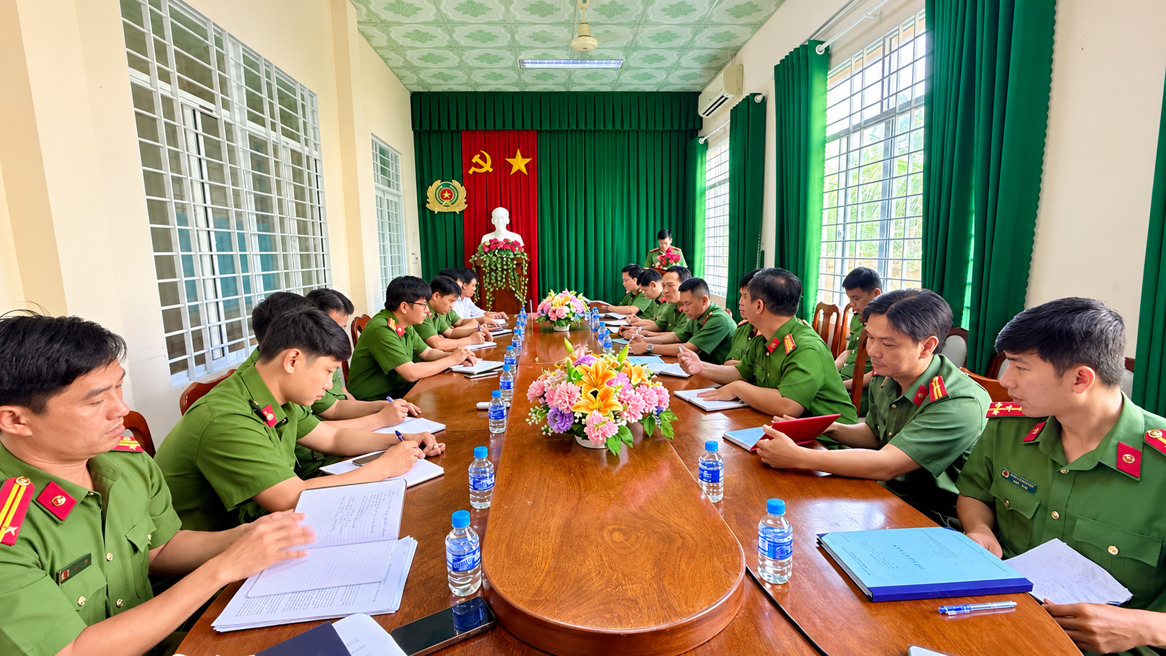 Cán bộ chiến sĩ Công an xã tham gia giao ban