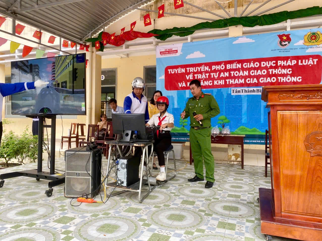 Cán bộ Công an xã hướng dẫn kỹ năng tham gia giao thông