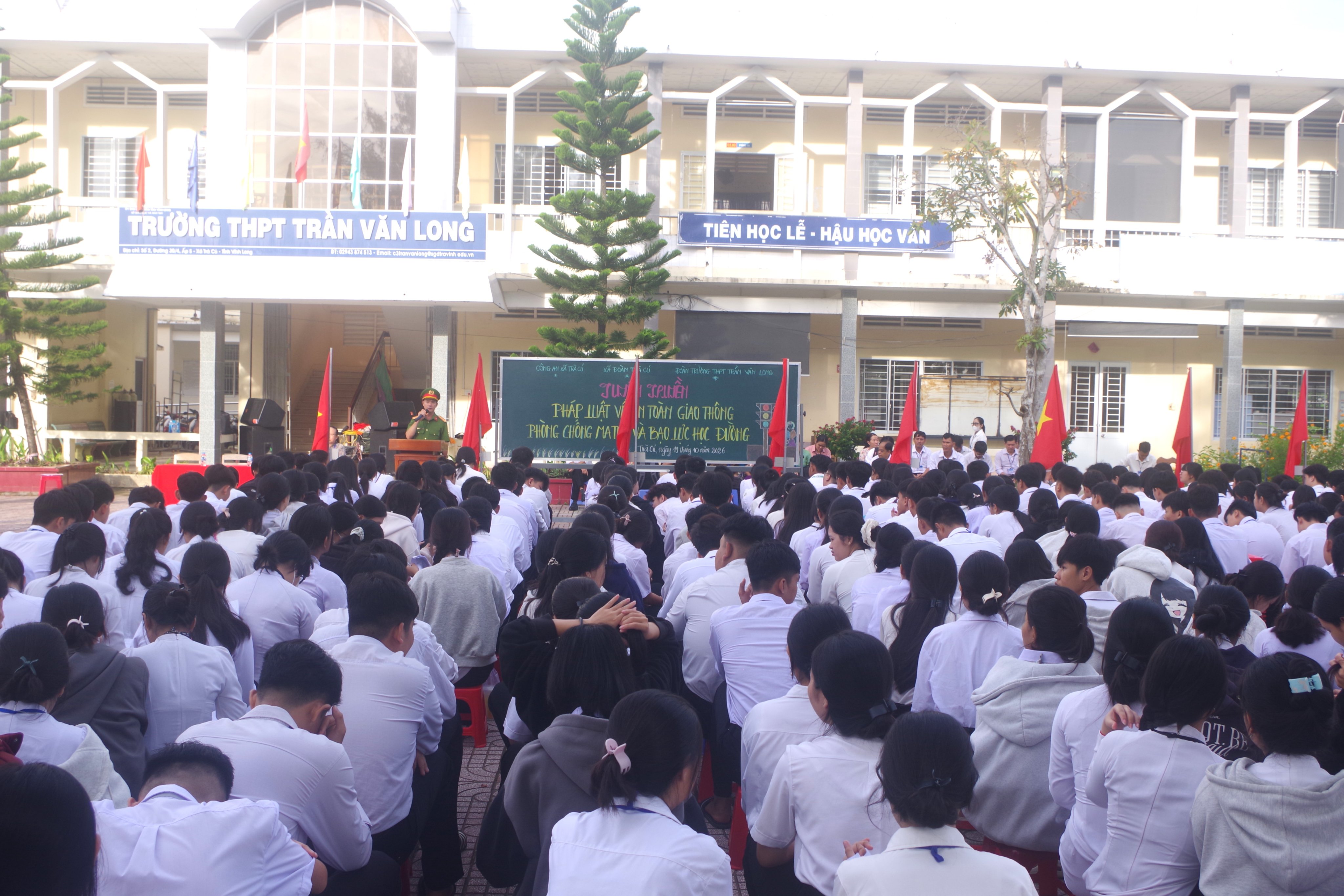 Cán bộ Công an xã tuyên truyền tại điểm Trường Trần Văn Long