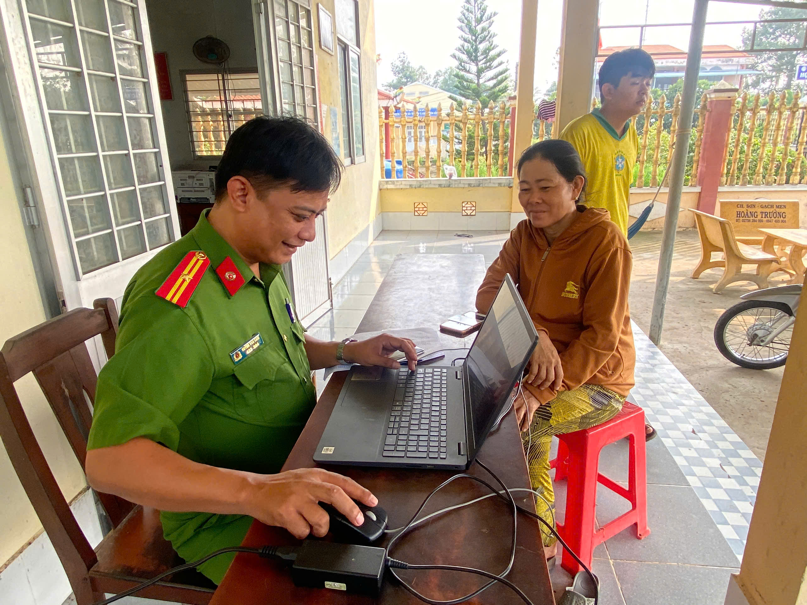 Cán bộ CSKV hỗ trợ kích hoạt định danh điện tử mức độ cho người dân