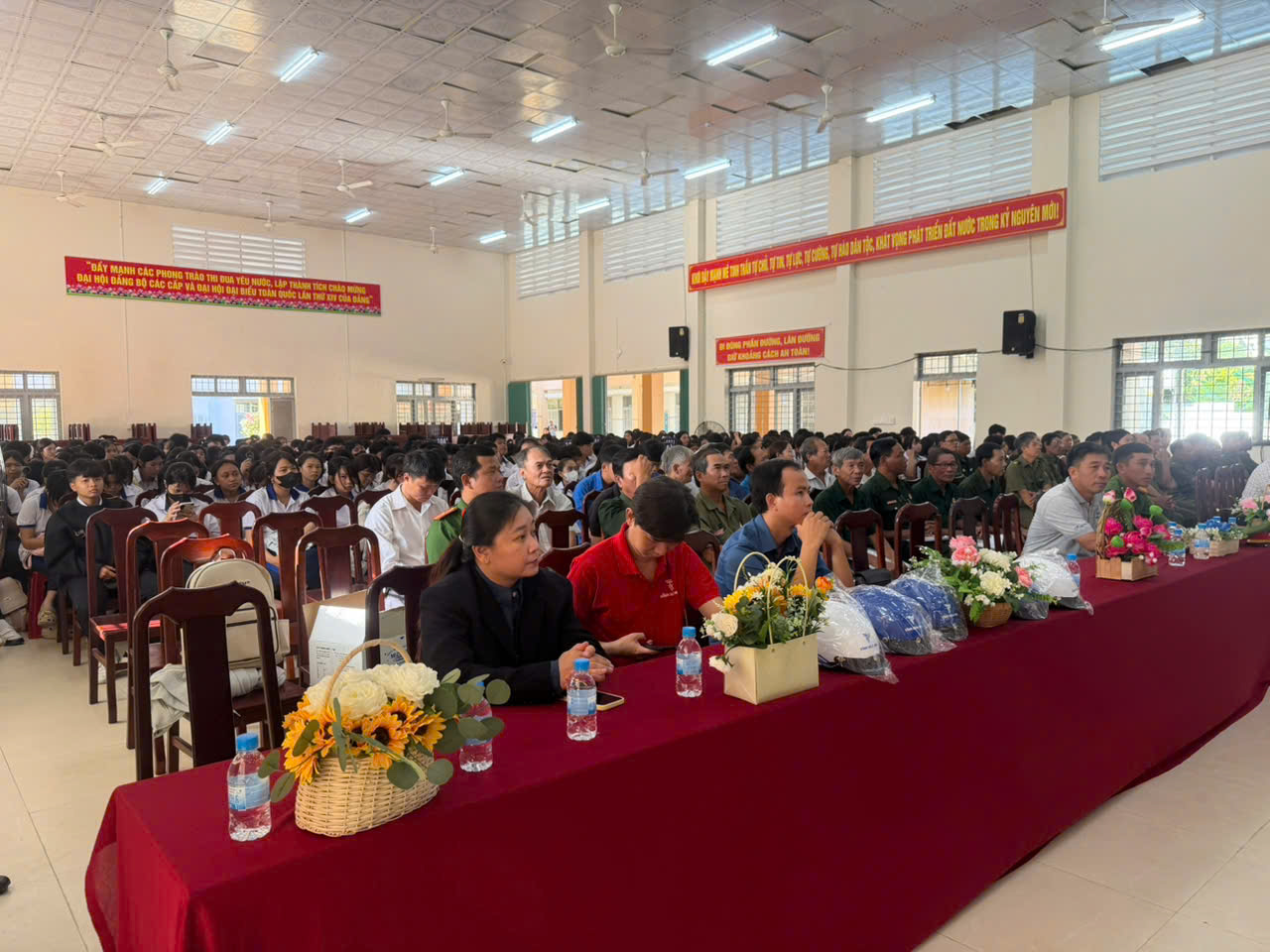 cán bộ, học sinh cùng người dân trên địa bàn tham dự