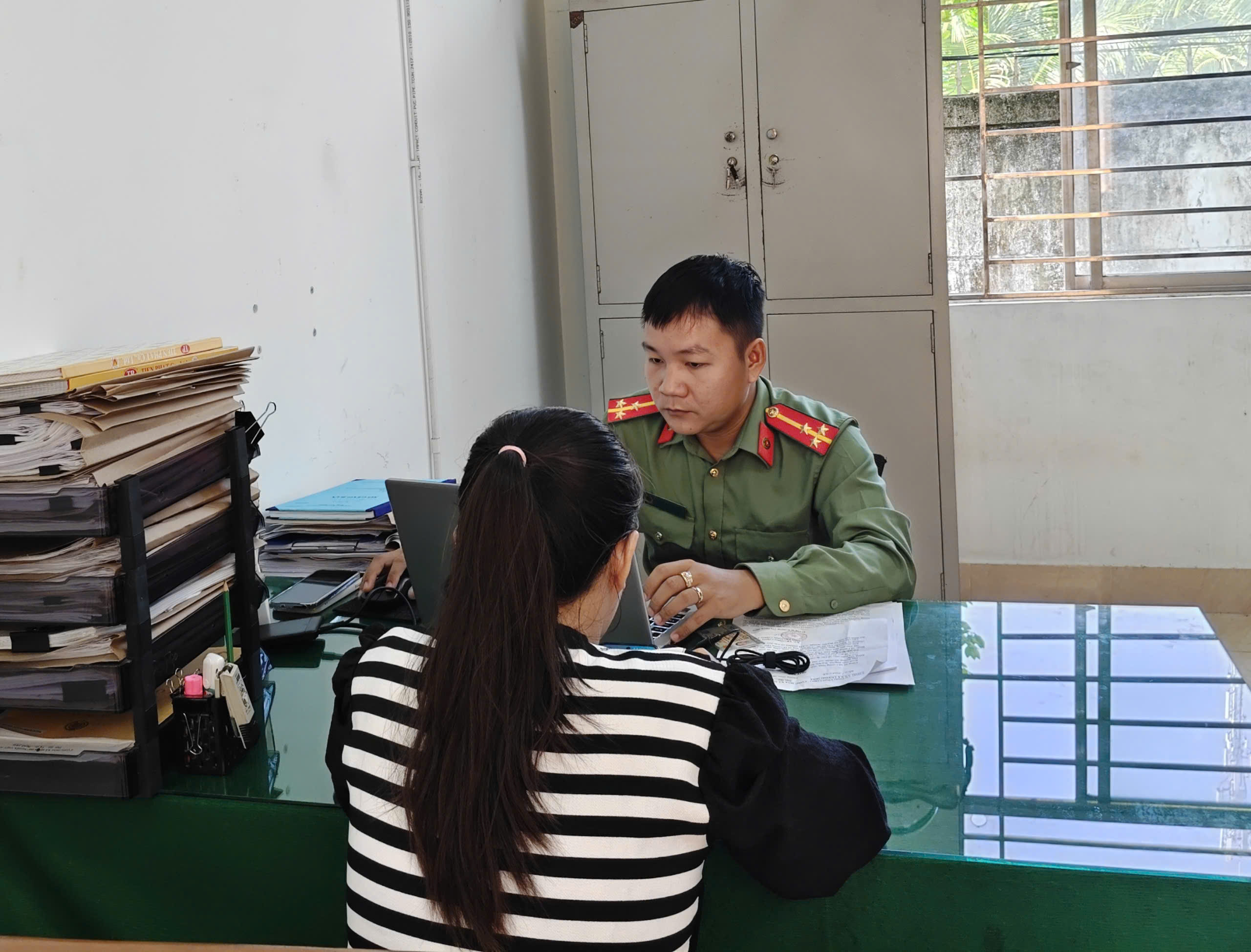 Cán bộ làm việc đối tượng tham gia bình luận trên không gian mạng