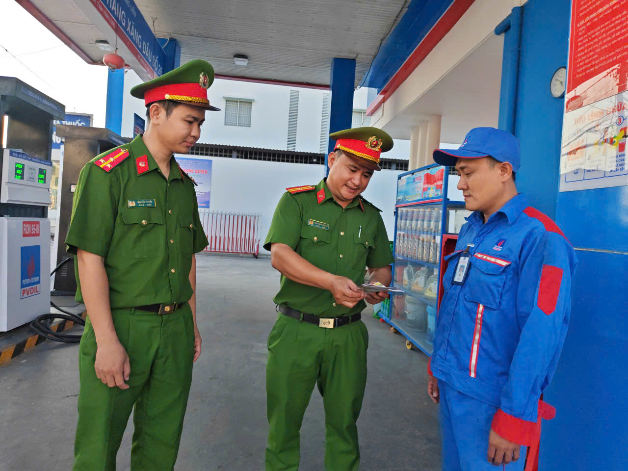 Can bo PCCC TUYEN TRUYEN