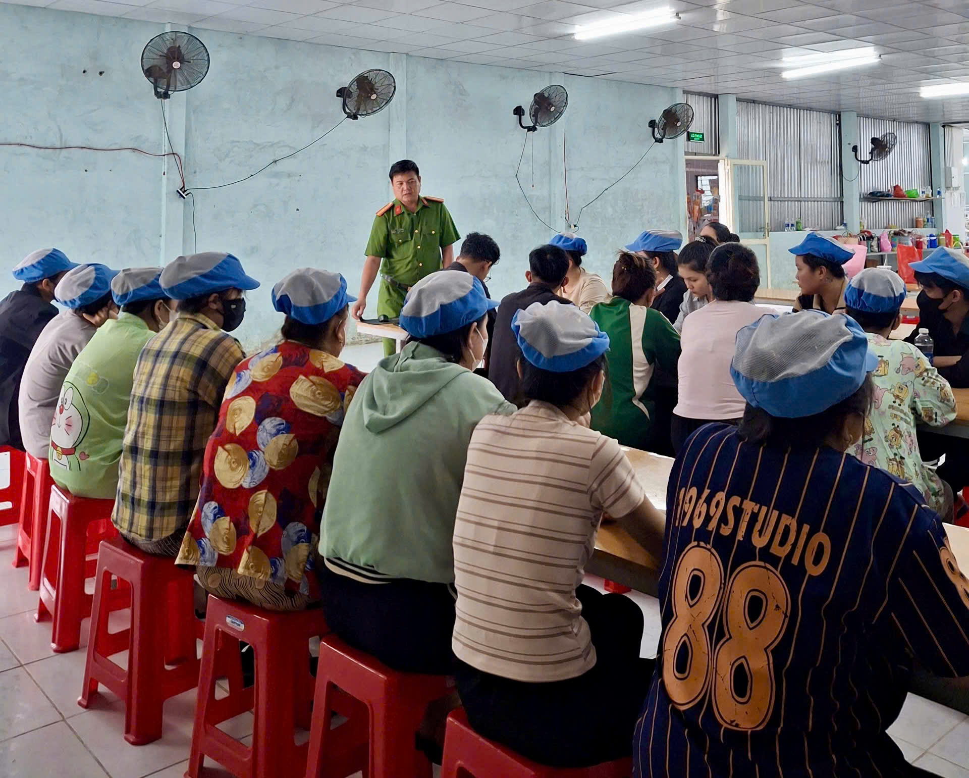 Cán bộ Phòng cảnh sát PCCC và CNCH phổ biến kiến thức pháp luật