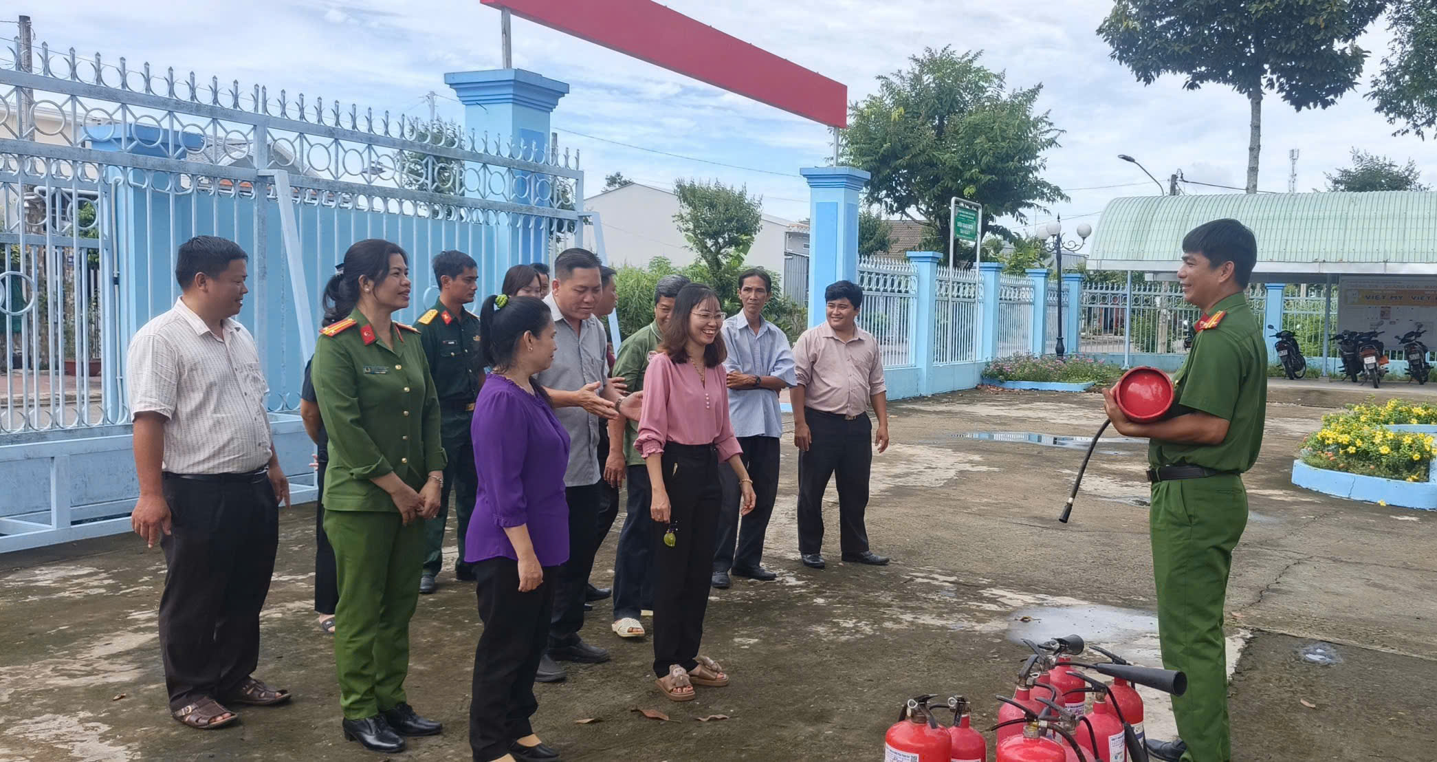 Cán bộ Phòng Cảnh sát phòng cháy chữa cháy và cứu nạn, cứu hộ Công an tỉnh hướng dẫn sử dụng bình chữa cháy