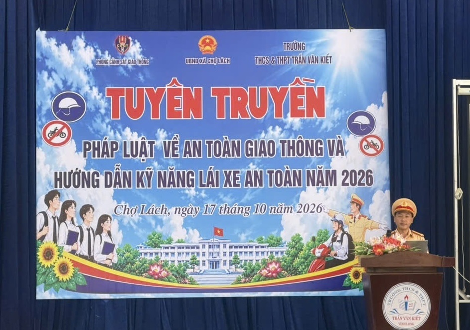 Cán bộ Phòng PC08 tuyên truyền pháp luật