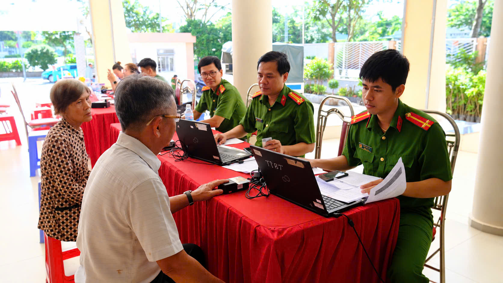 Cán bộ thu nhận 1