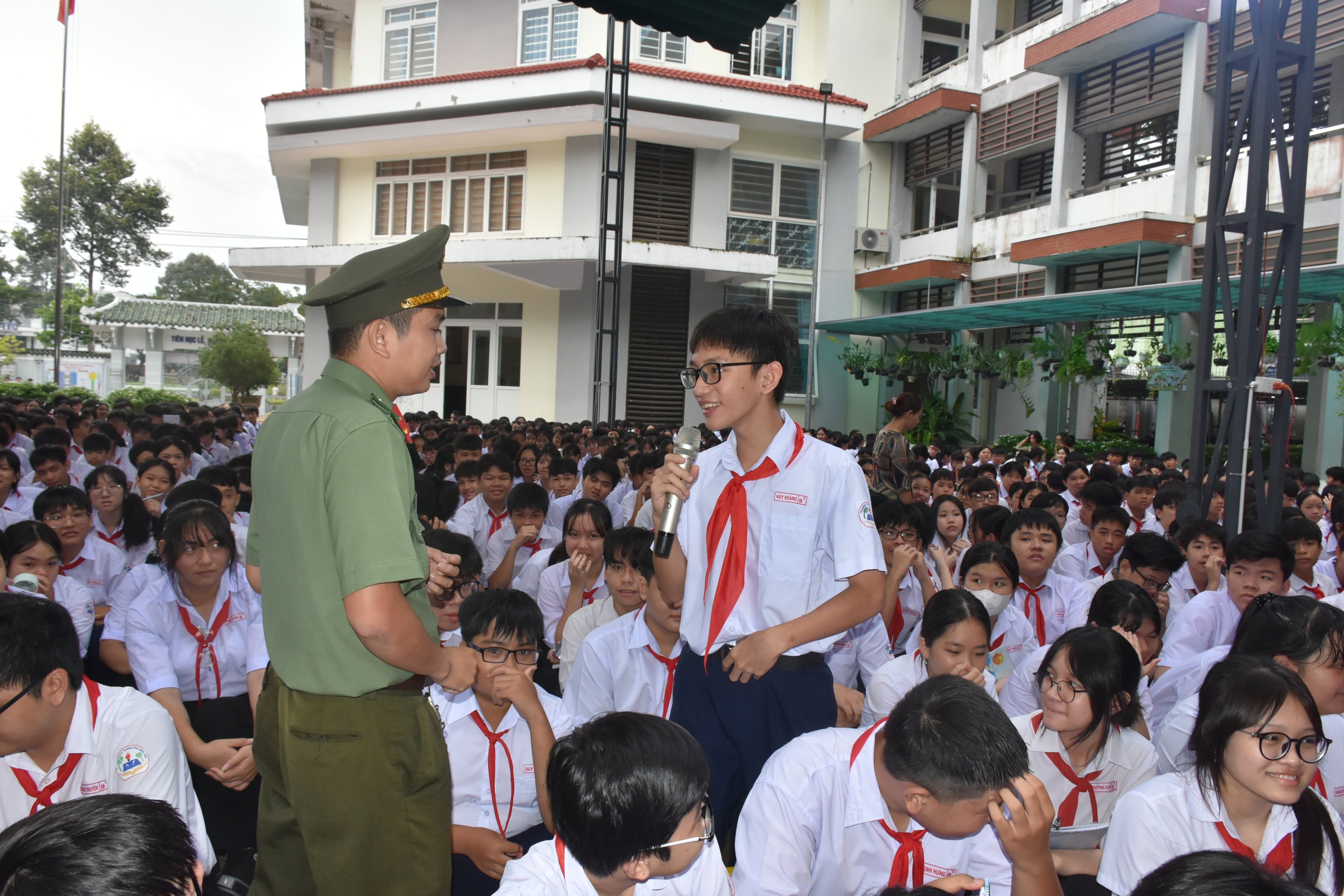 Can bộ tương tác với học sinh