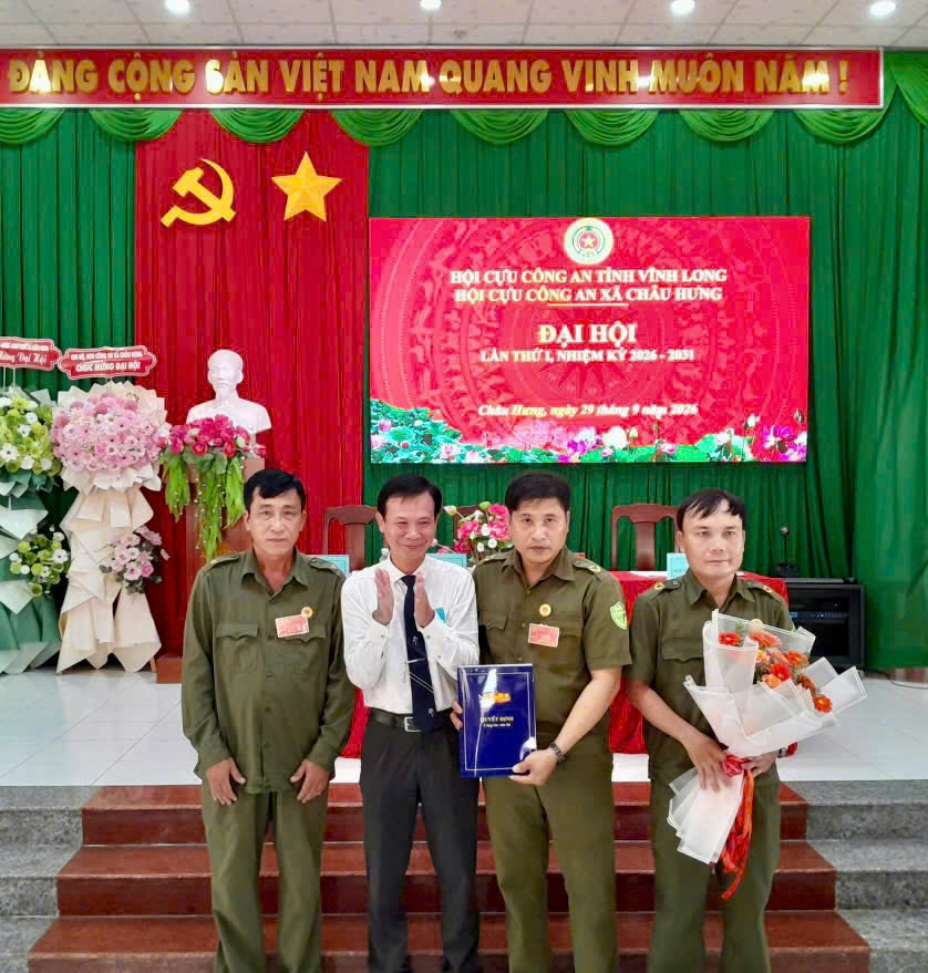 Chủ tịch UBND xã Châu Hưng trao quyết định thành lập Hội cựu Công an nhân dân xã Châu Hưng