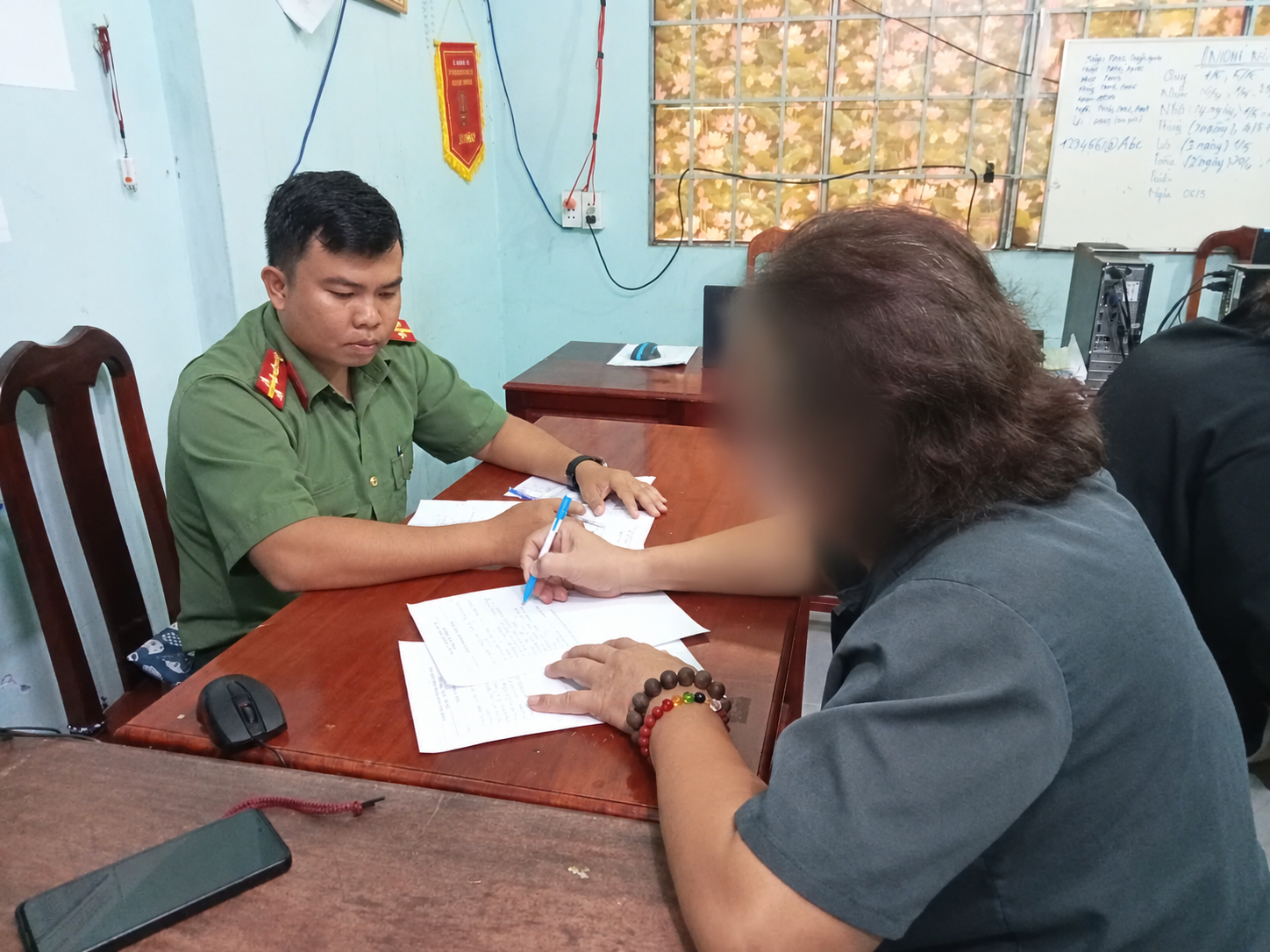 Công an phường Thanh Đức làm việc với các cá nhân đăng tải, thông tin bài viết trên mạng xã hội 1