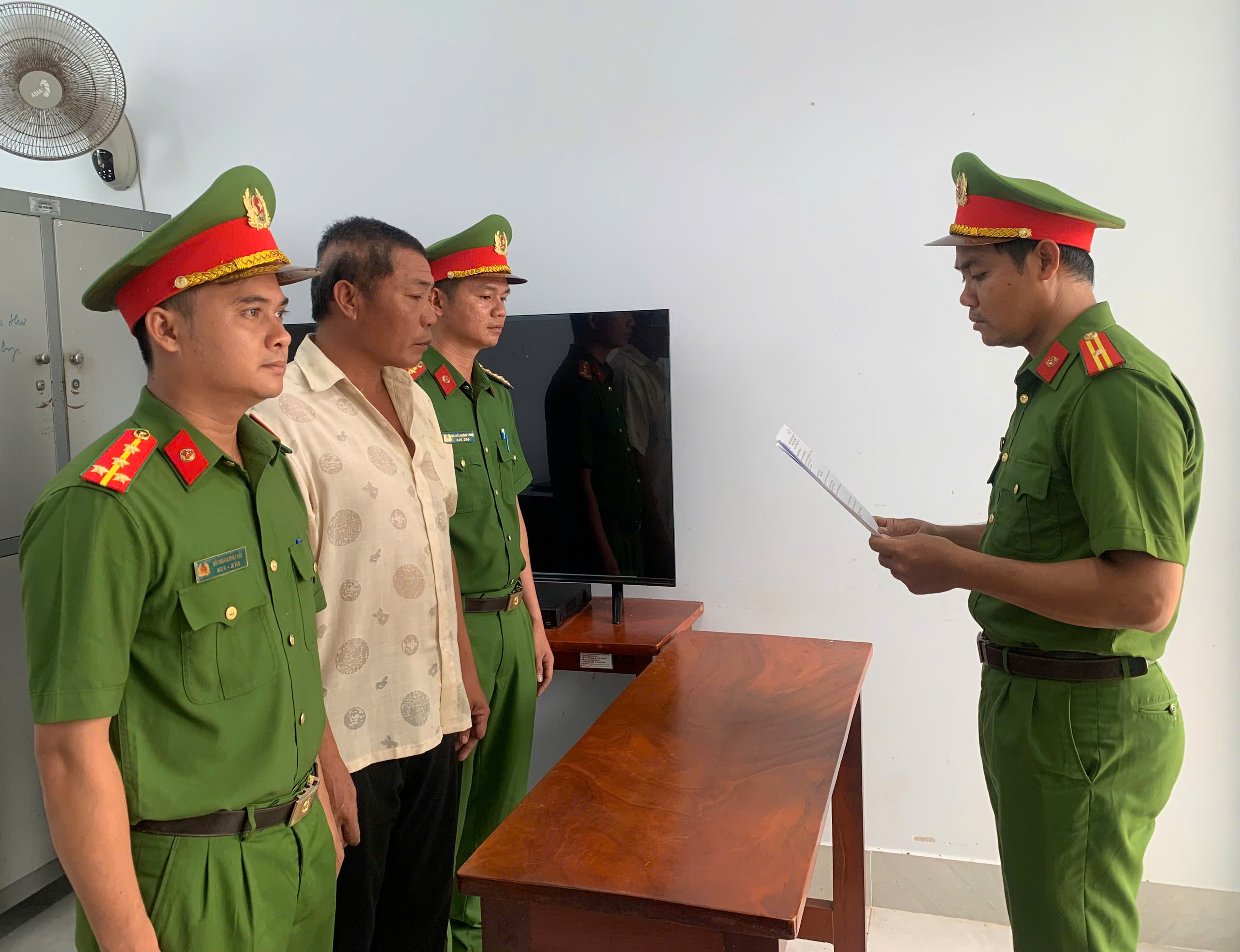Công an tống đạt các quyết định đối với Mai Văn Tài