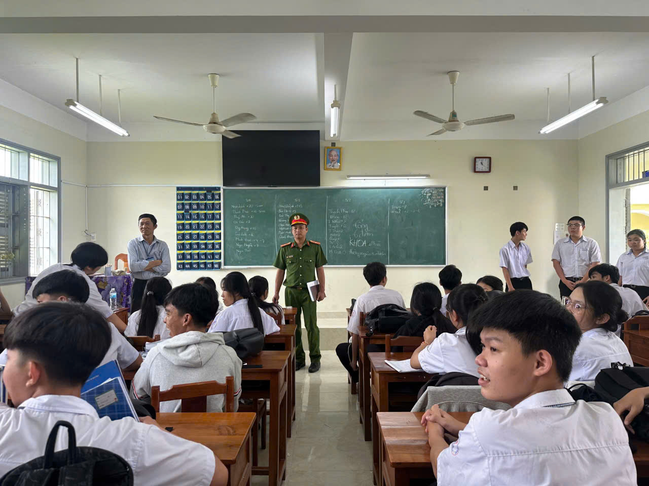 Công an xã phối hợp giáo viên kiểm tra tại lớp học