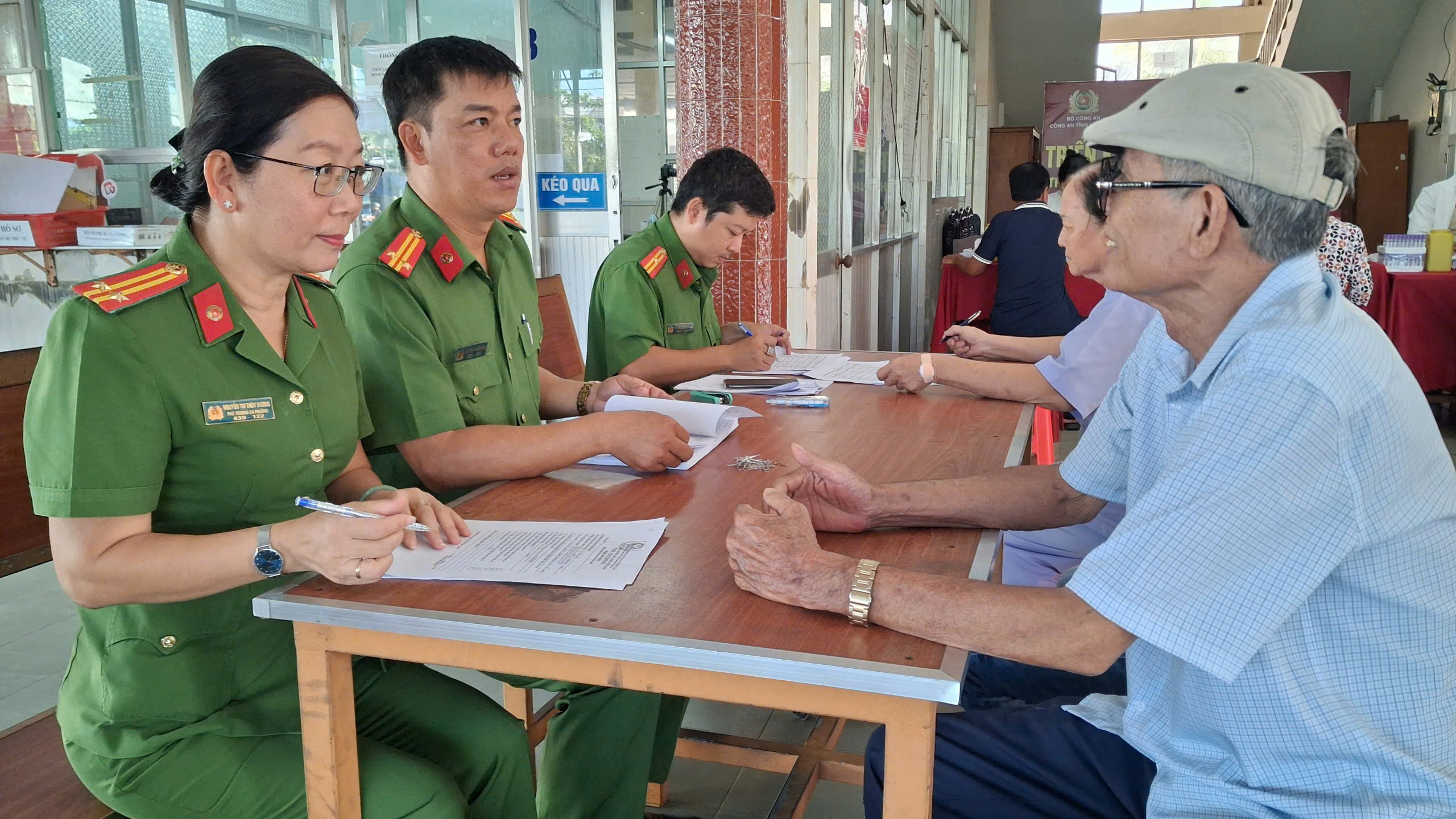 Công an xã, phường kiểm tra thông tin thân nhân liệt sĩ trước khi làm thủ tục