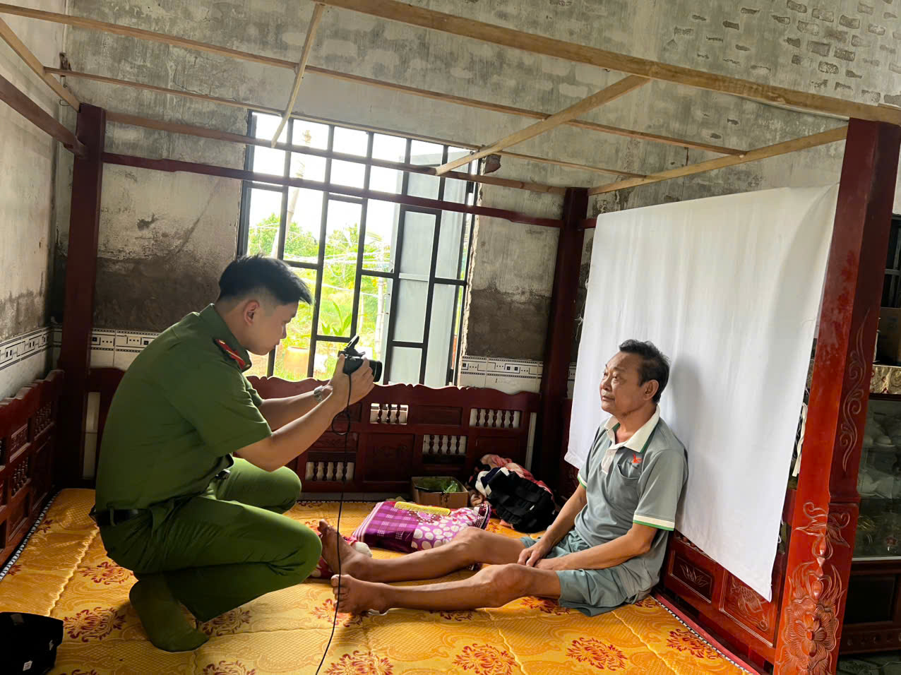 Công an xã Thạnh Phú đến từng nhà hỗ trợ người dân đi lại khó khăn cắp căn cước