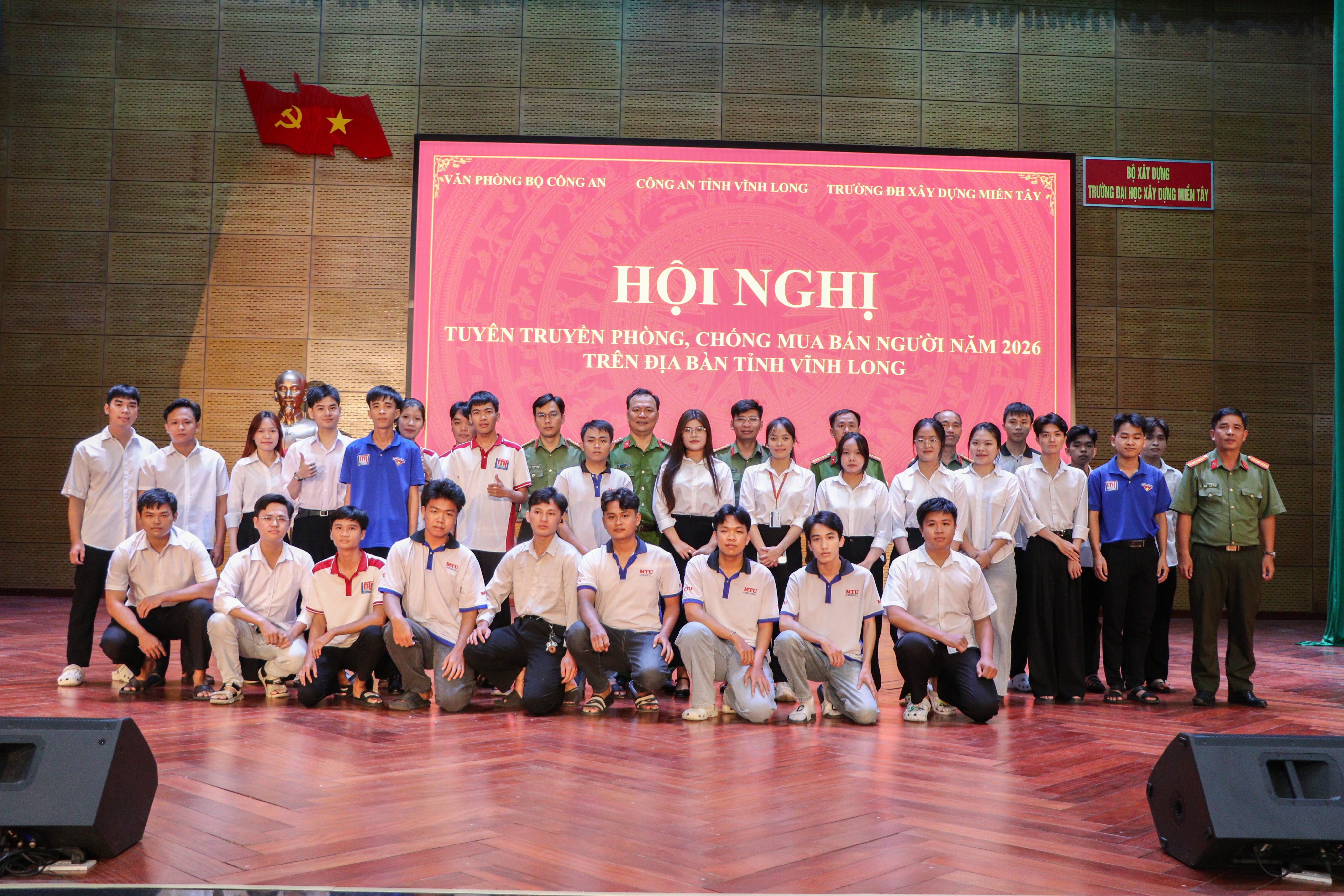 Đại biểu chụp ảnh lưu niệm cùng sinh viên