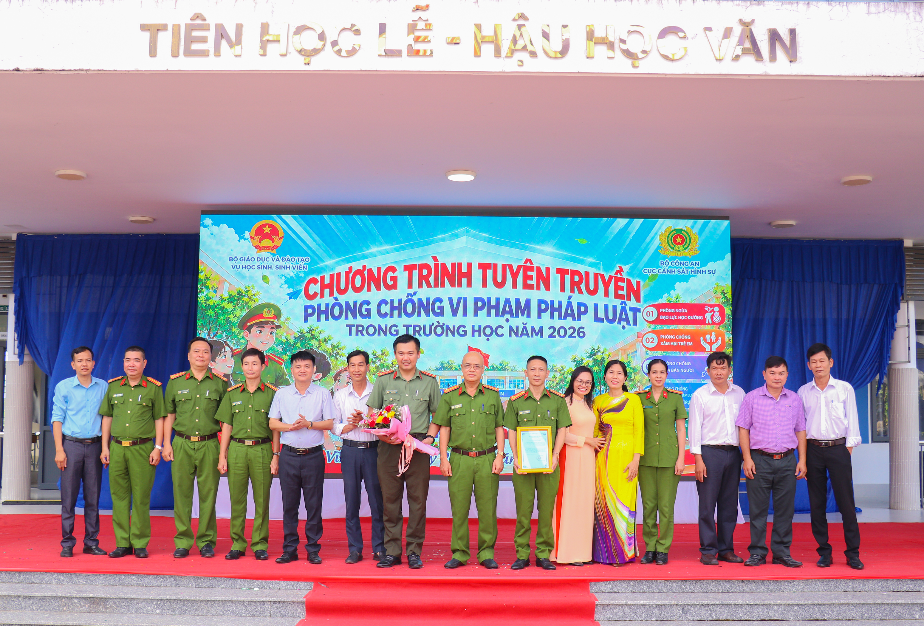 Đại biểu chụp ảnh lưu niệm