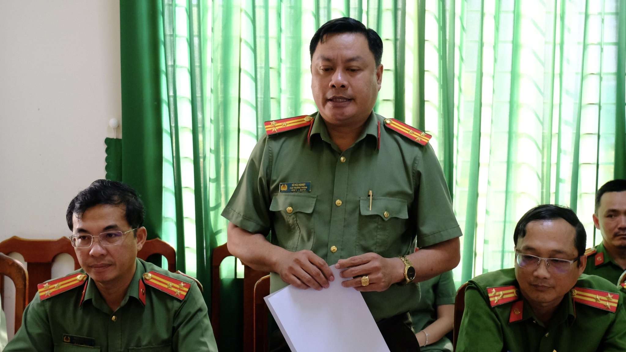 Đại biểu trao đổi 1