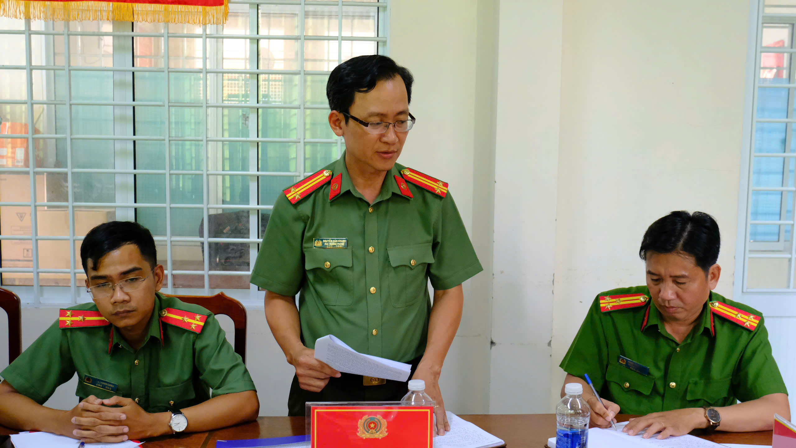 Đại biểu trao đổi 2