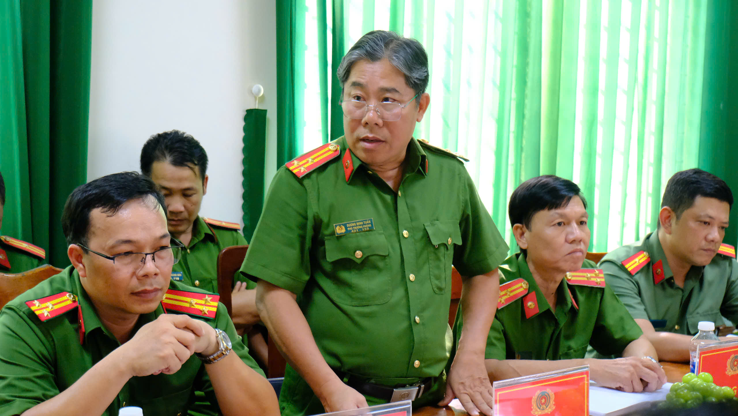 Đại biểu trao đổi 3