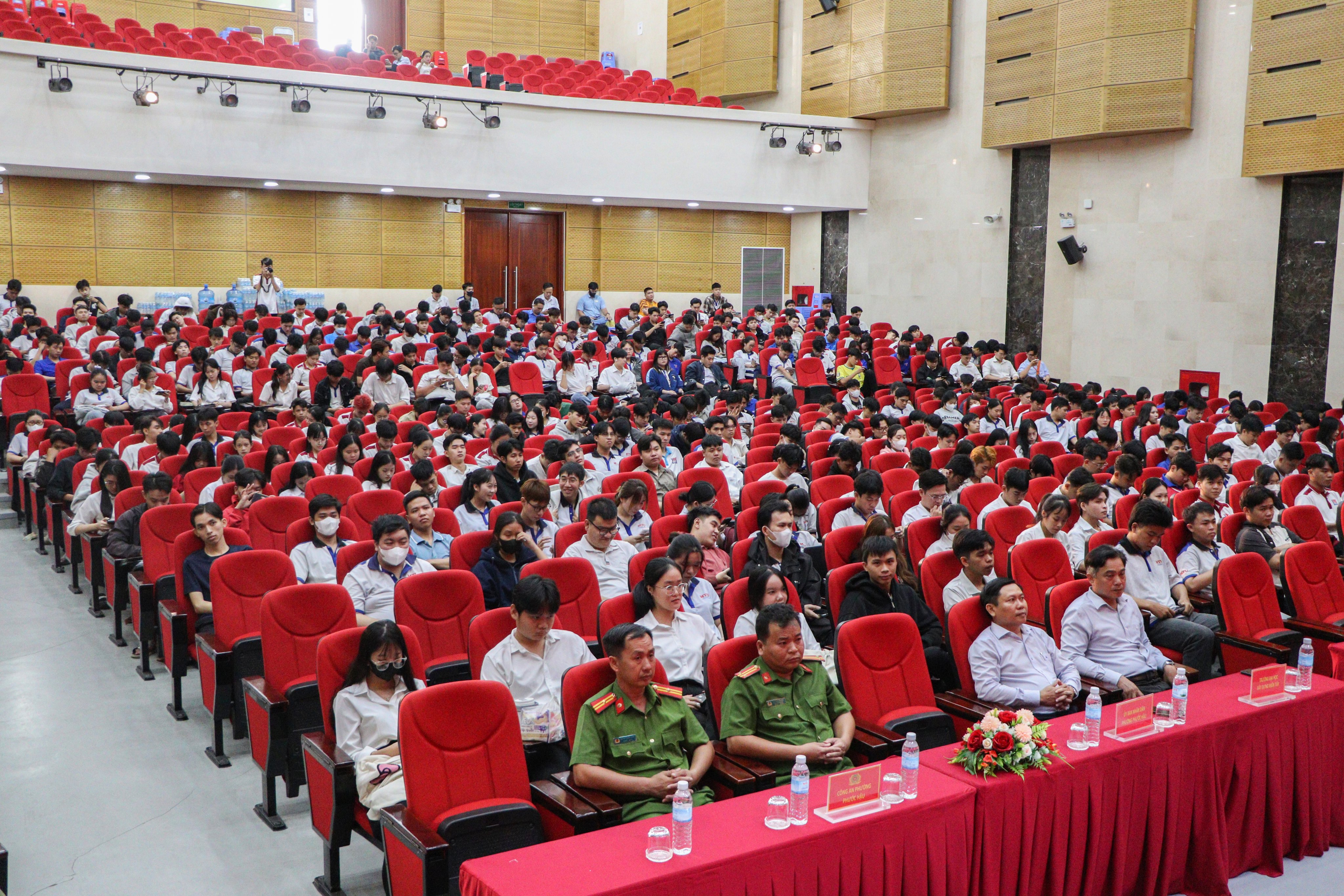 Đại biểu và sinh viên tham dự hội nghị