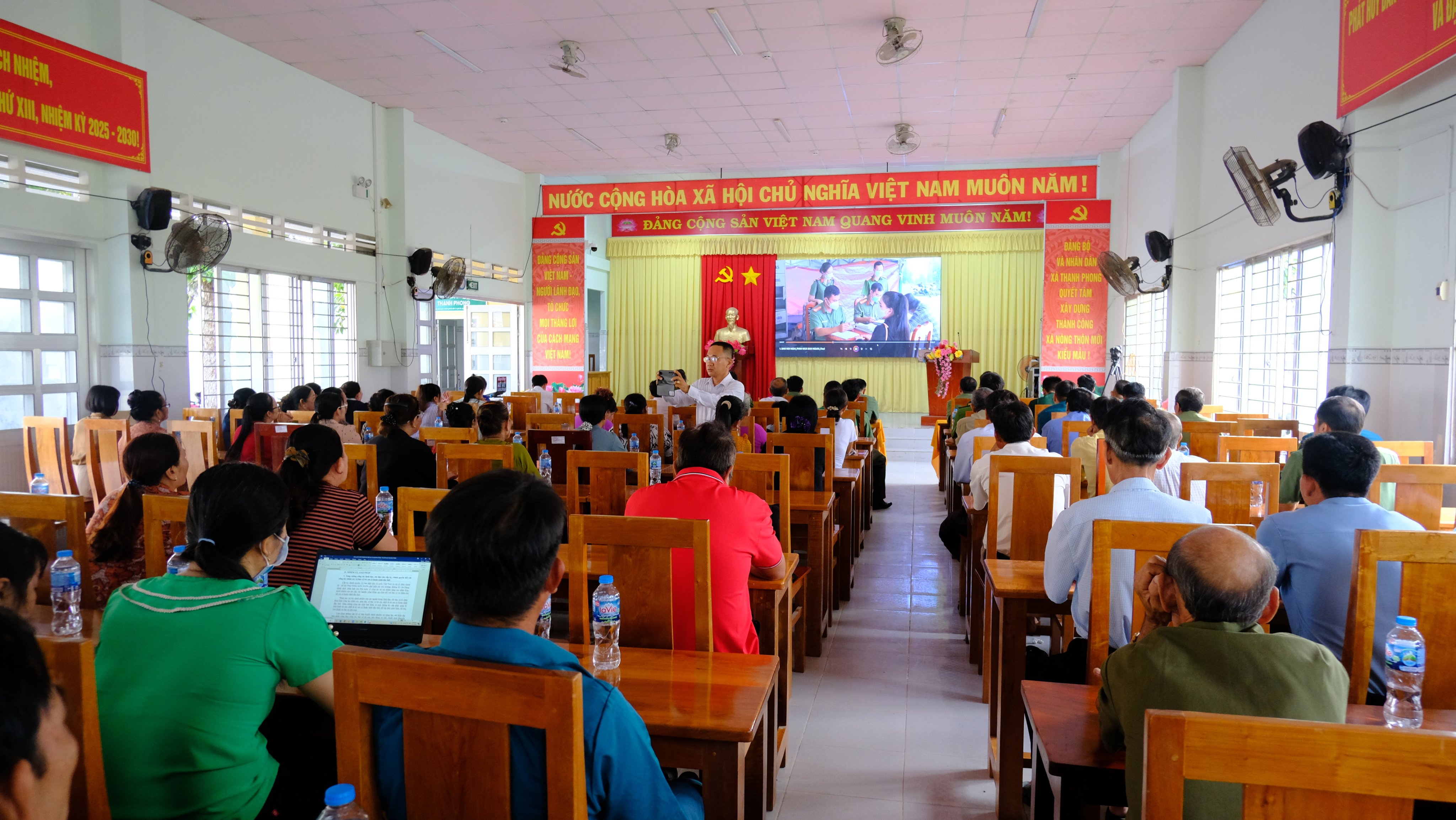Đại biểu xem video