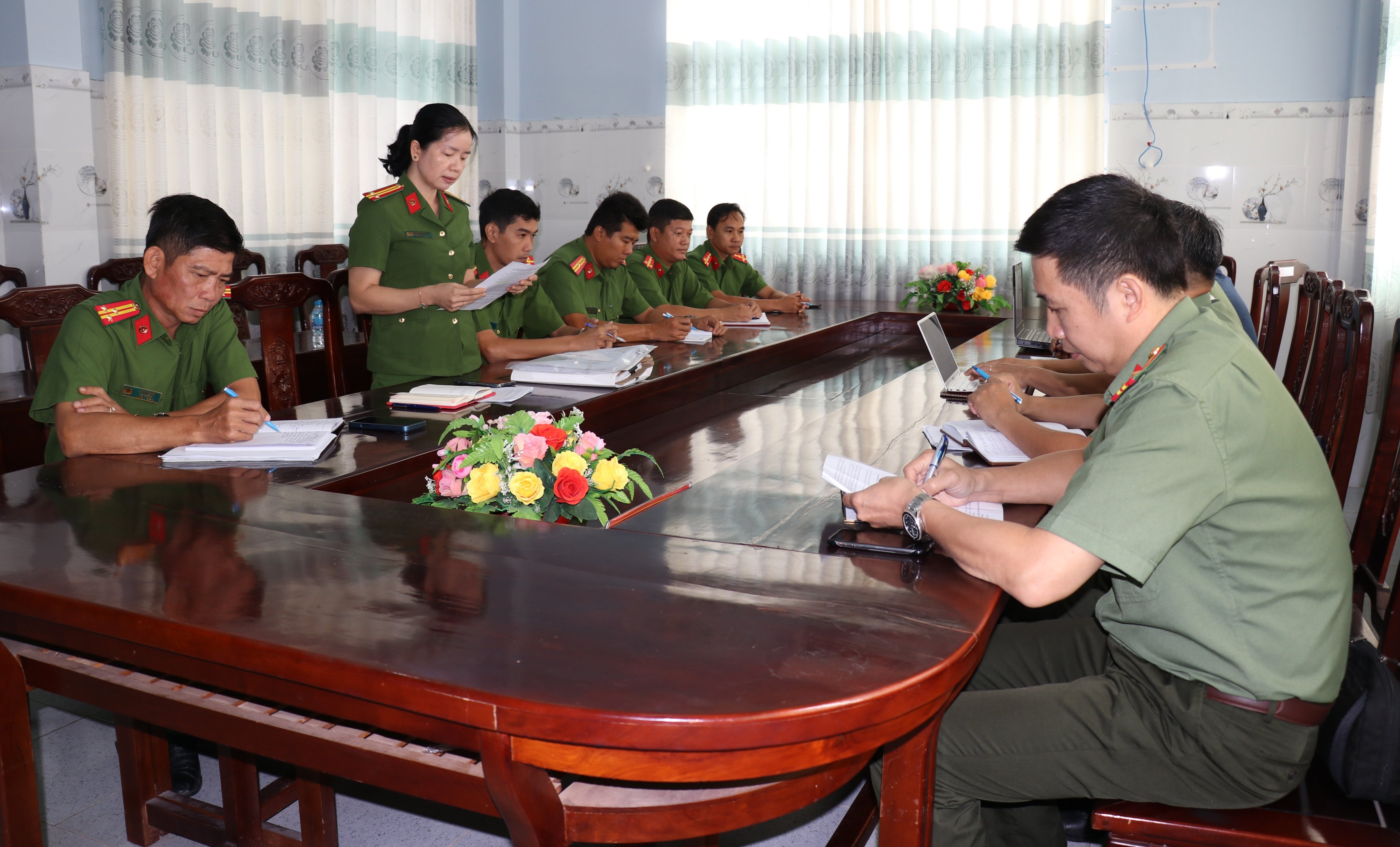 đại diện Ban chỉ huy Cơ sở cai nghiện ma túy số 1 thông tin nhanh về hoạt động bảo vệ môi trường tại đơn vị
