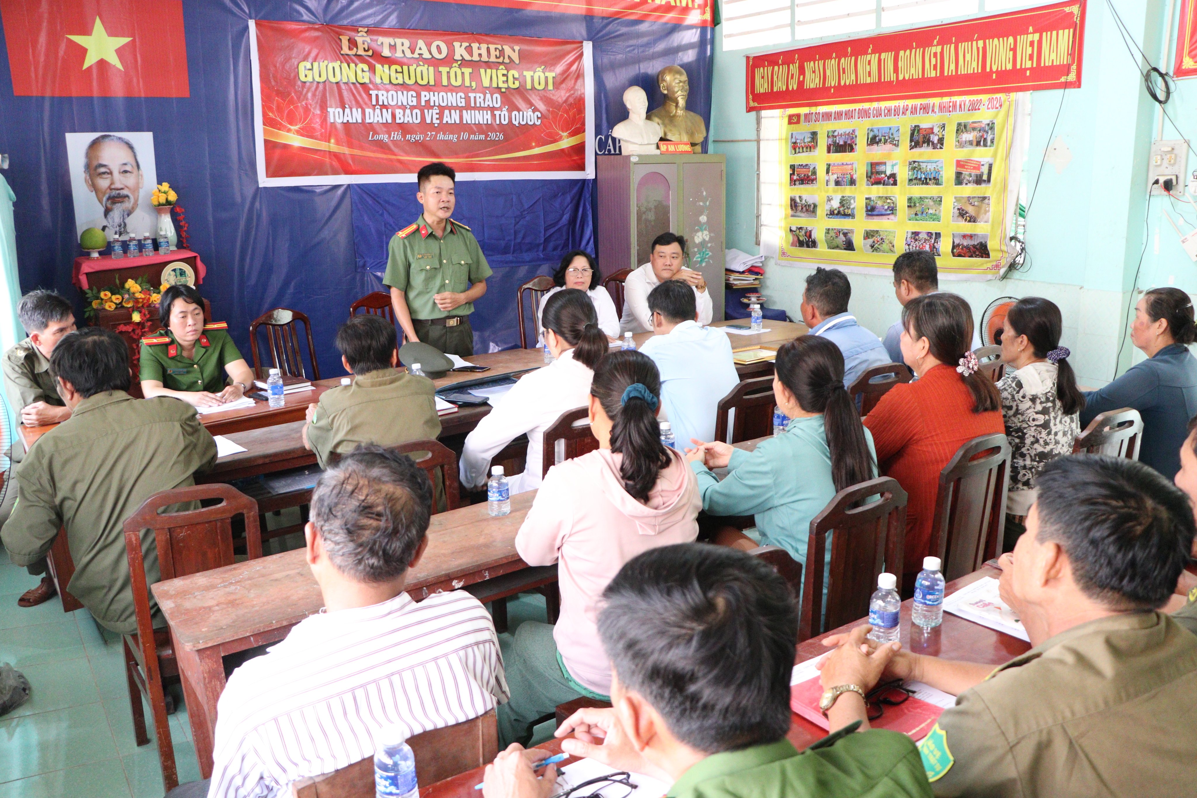 Đại diện Công an xã thông tin về tình hình an ninh trật tự trên địa bàn và phát động phong trào toàn dân bảo vệ an ninh Tổ quốc