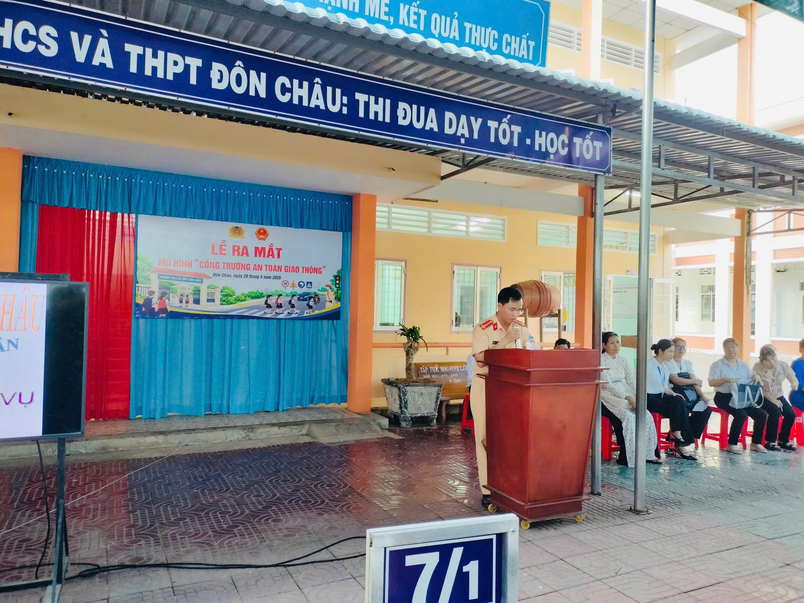 Đại diện phòng CSGT phát biểu