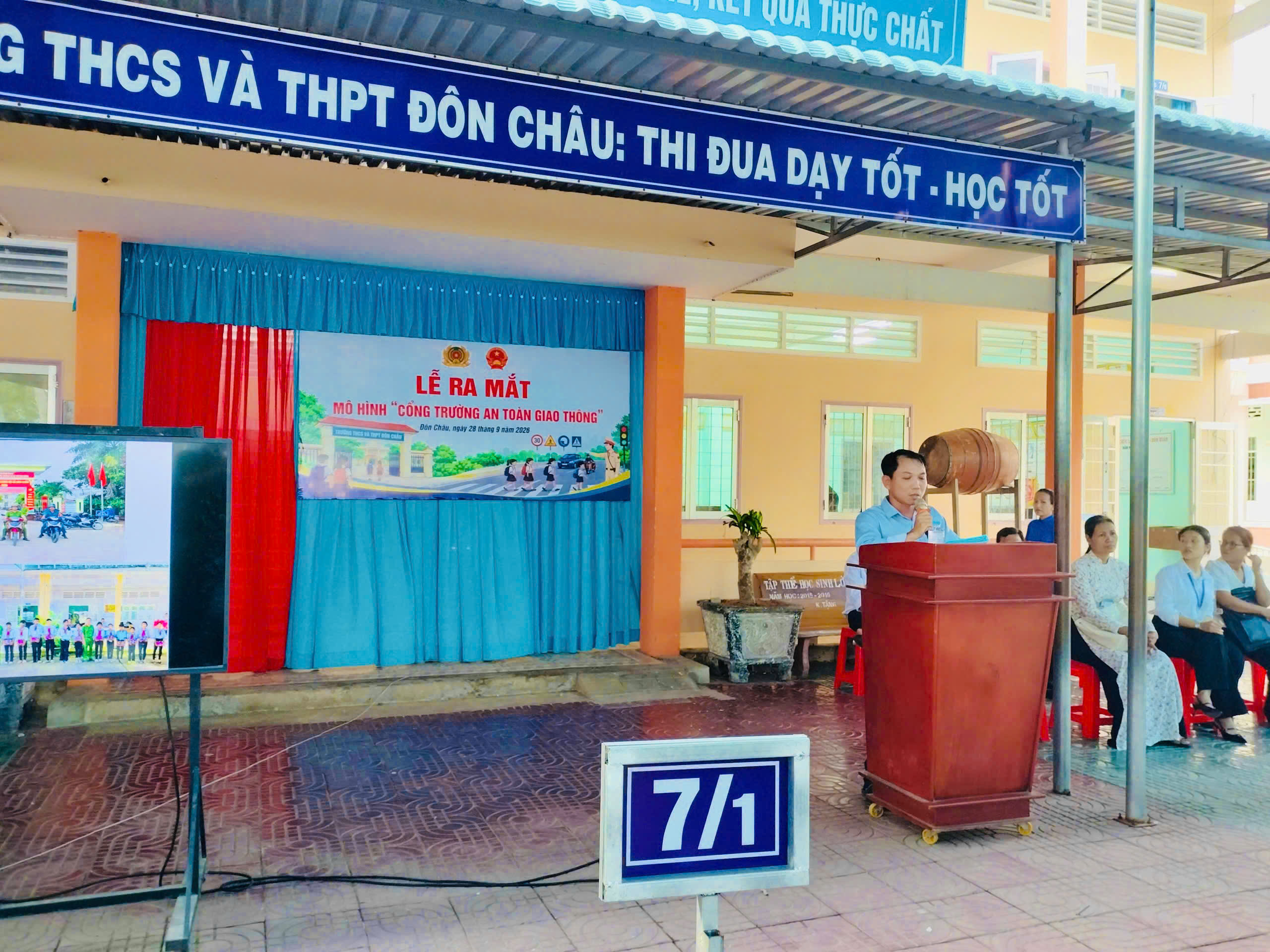 Đại diện phòng Văn hóa Xã hội xã phát biểu