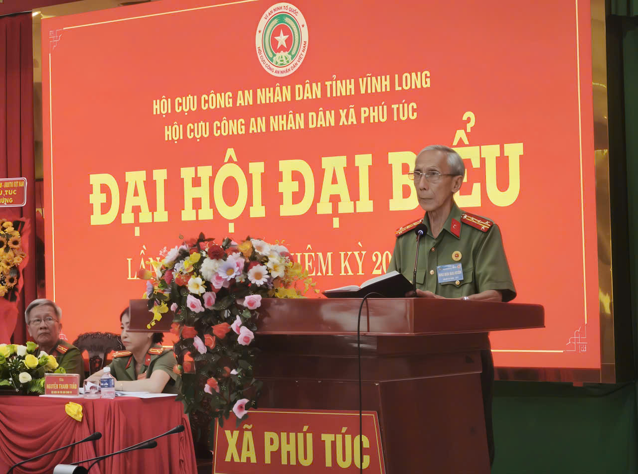 Đại tá Nguyễn Hồng Phúc, UVBCH Hội cựu Công an nhân dân Việt Nam, PCT Hội cựu Công an nhân dân tỉnh Vĩnh Long phát biểu chỉ đạo Đại hội