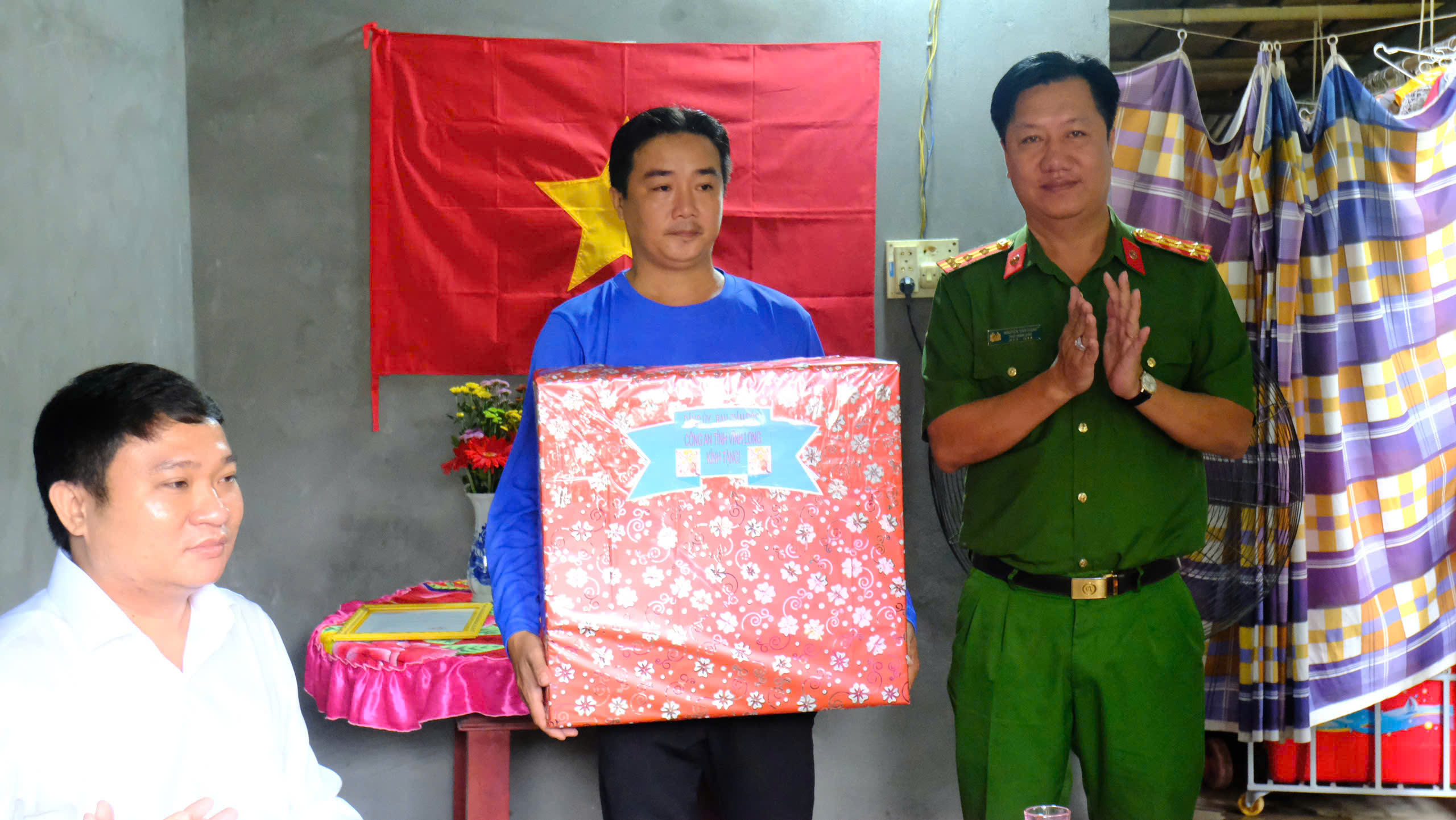 Đại tá Nguyễn Văn Hạnh tặng quà