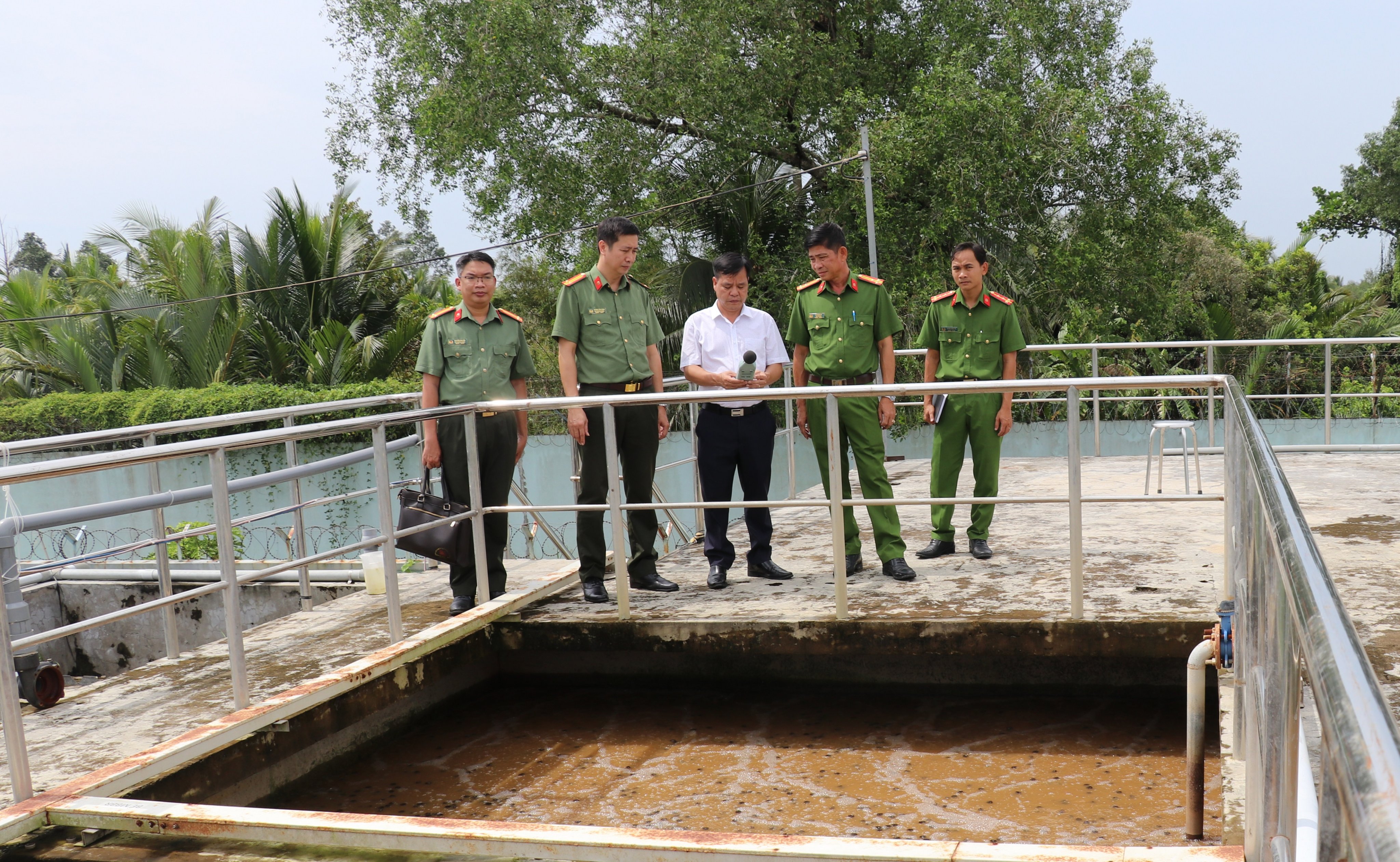 Đoàn công tác kiểm tra hệ thống xử lý nước thải