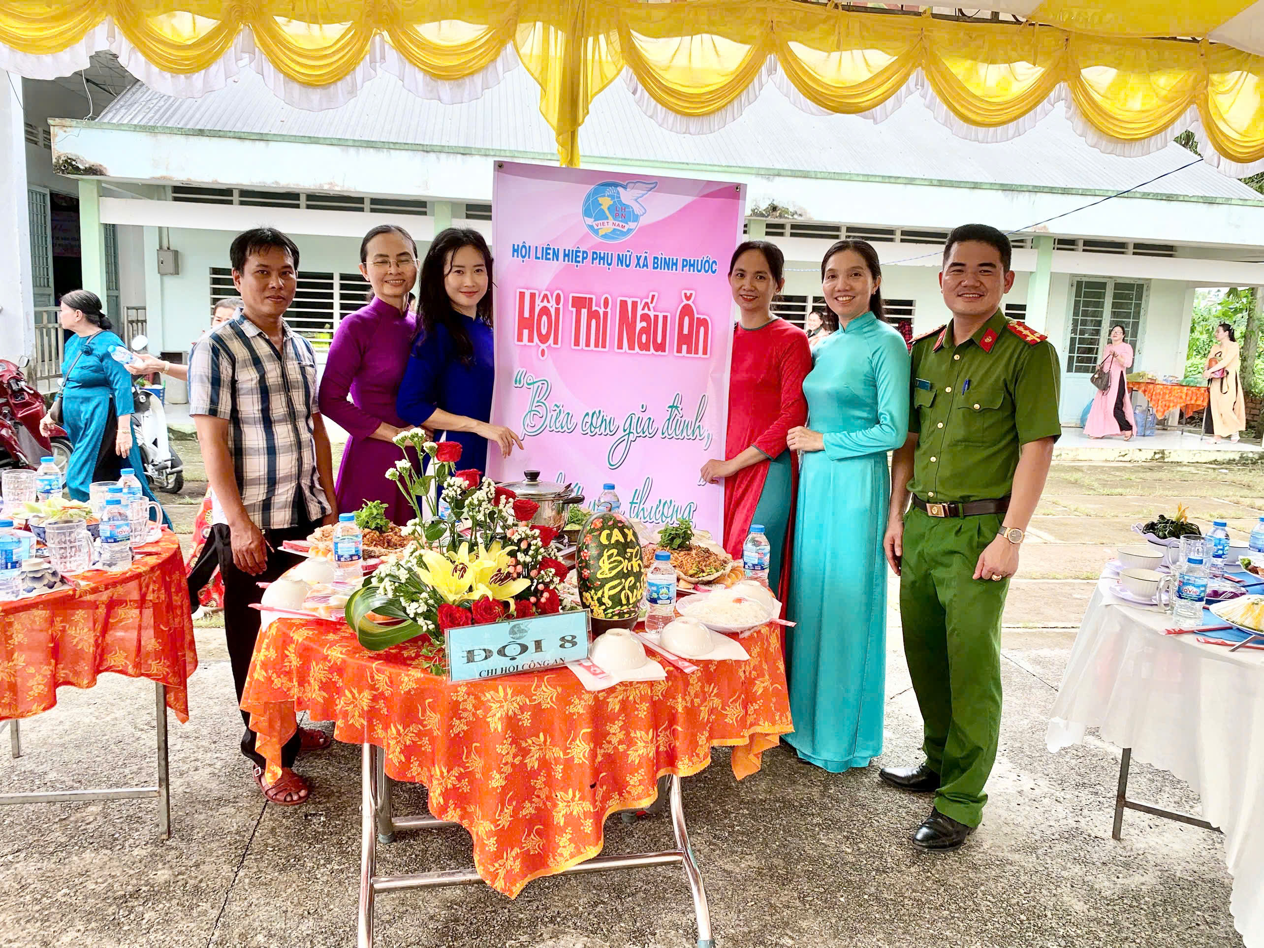 Đội dự thi chụp ảnh lưu niệm