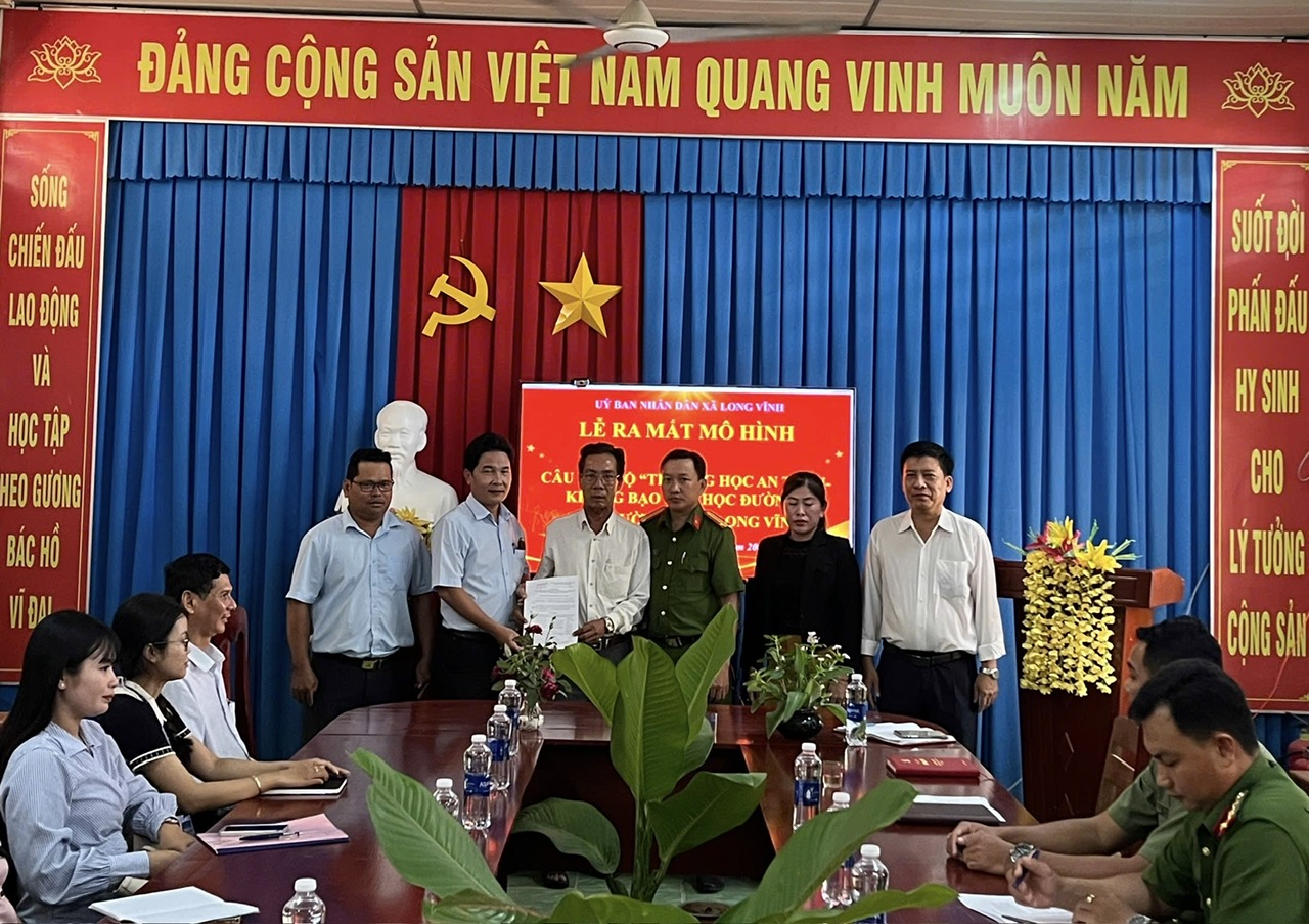 Đồng chí Lâm Văn Quang ĐUV Phó Chủ tịch UBND xã trao Quyết định thành lập CLB