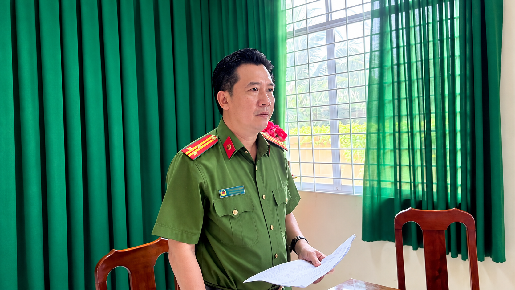 Đồng chí Thượng tá Phạm Công Minh Trưởng Công an xã phát biểu chỉ đạo tại cuộc họp giao ban