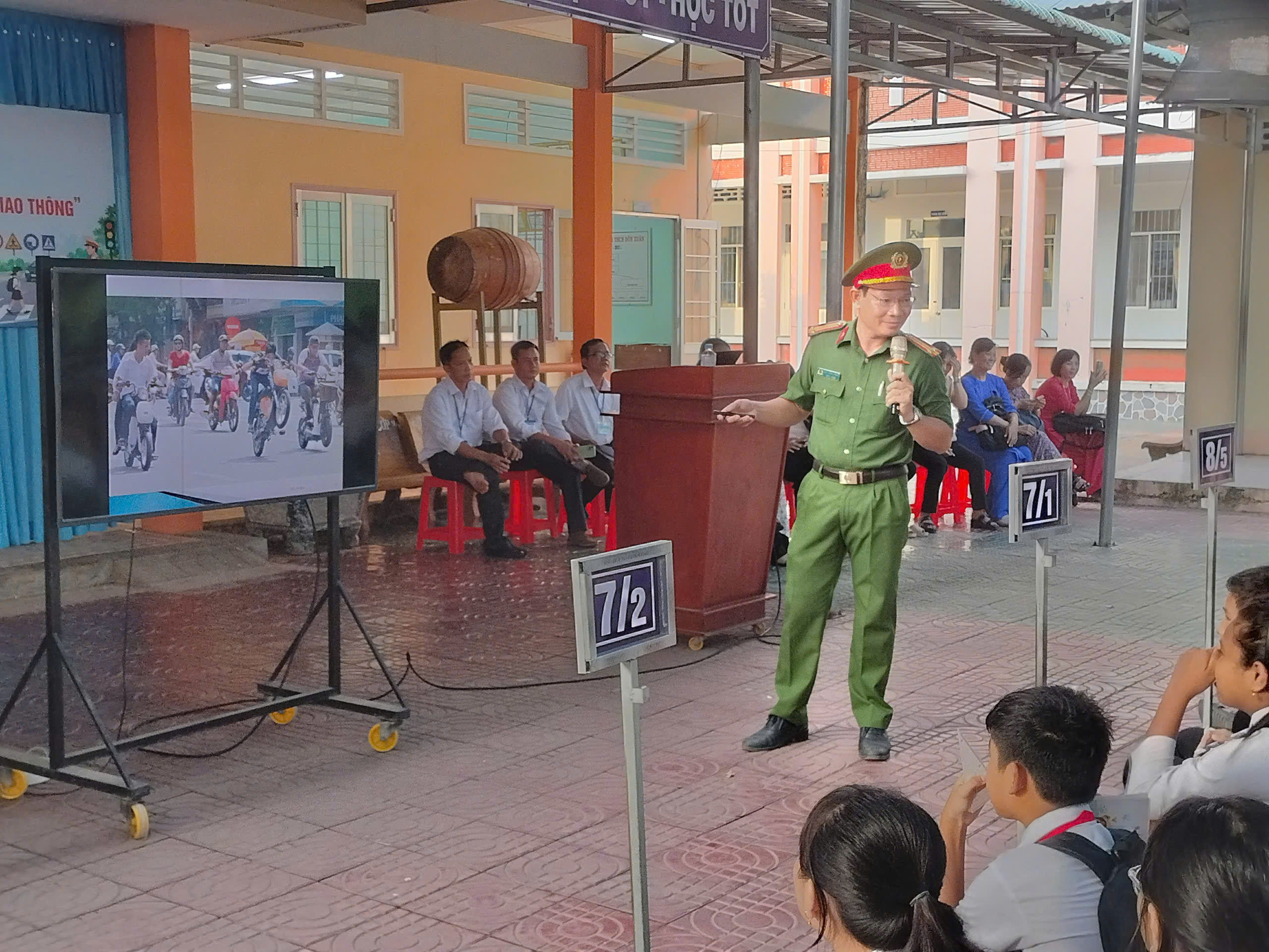 Đồng chí Trung tá Lưu Thanh Nhanh tuyên truyền