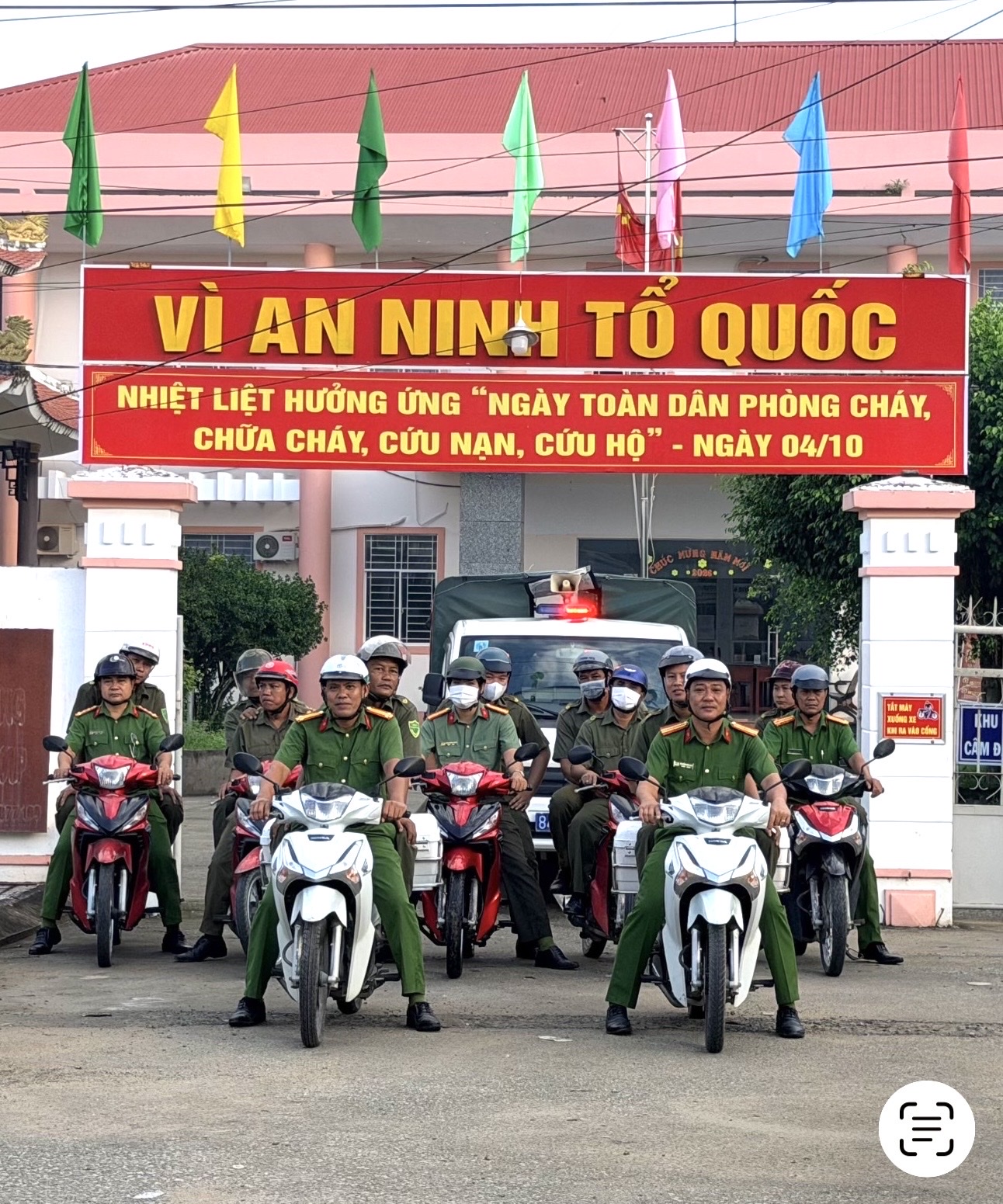 HÌNH 1 diễu hành