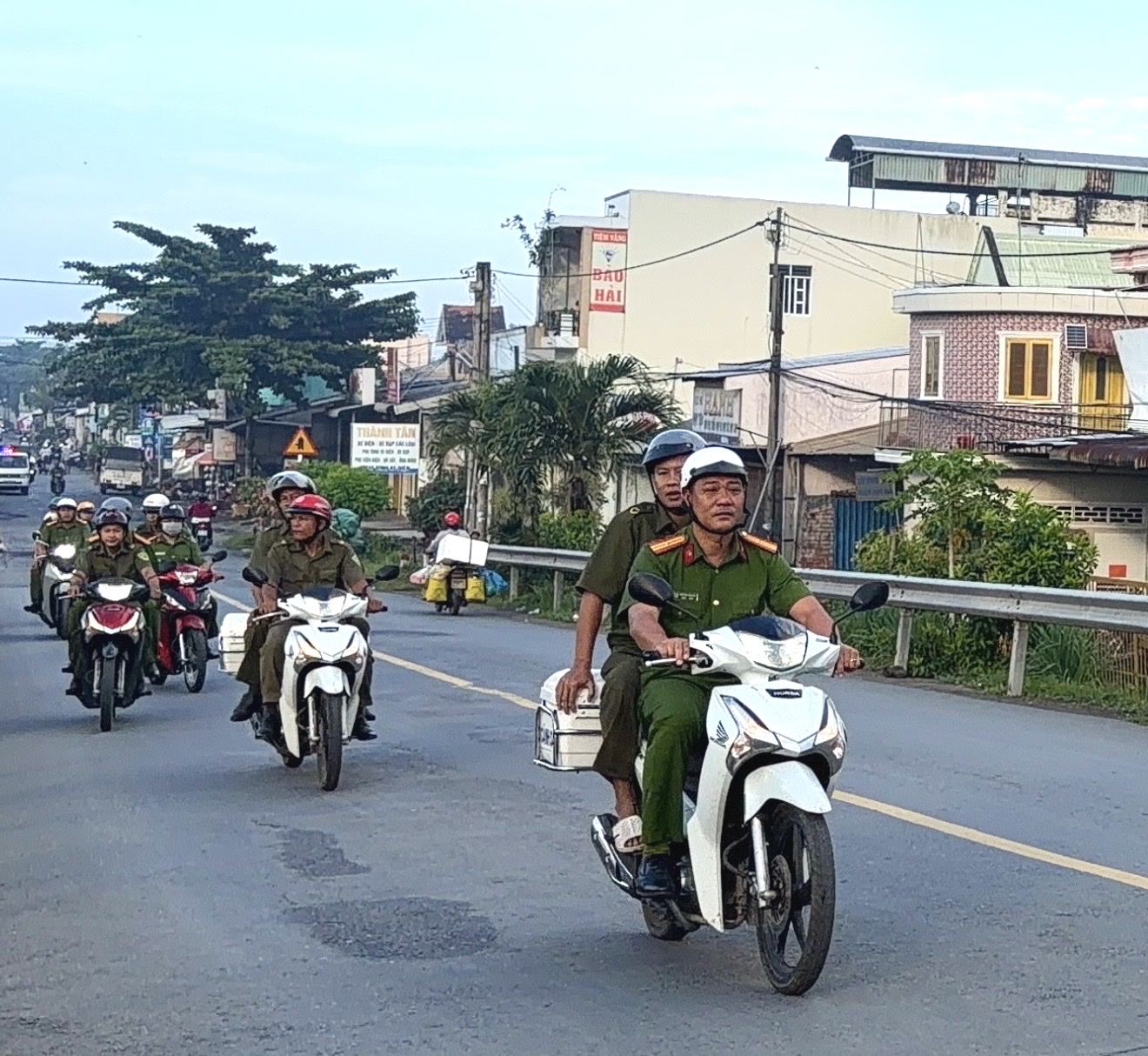 HÌNH 2 diễu hành