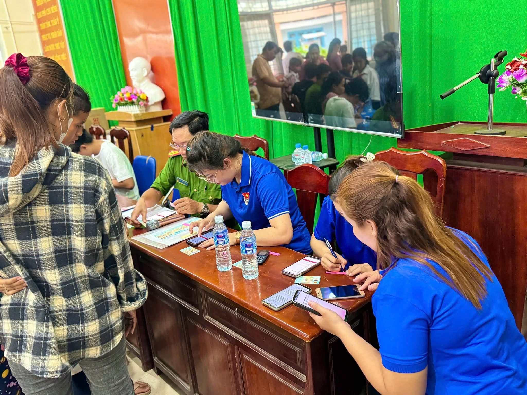 Hỗ trợ kích hoạt VNeID cho người dân