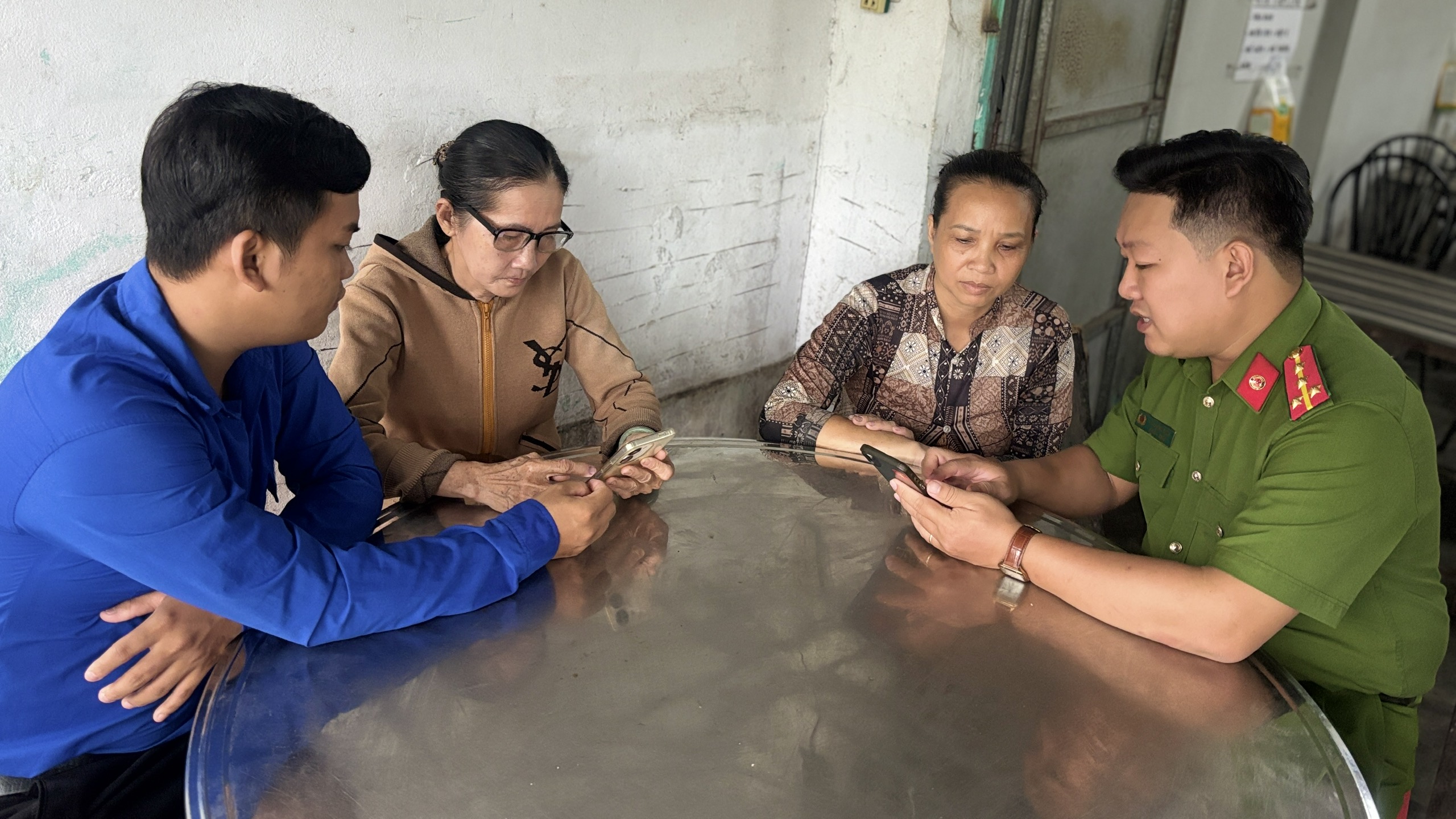 Hỗ trợ người cao tuổi
