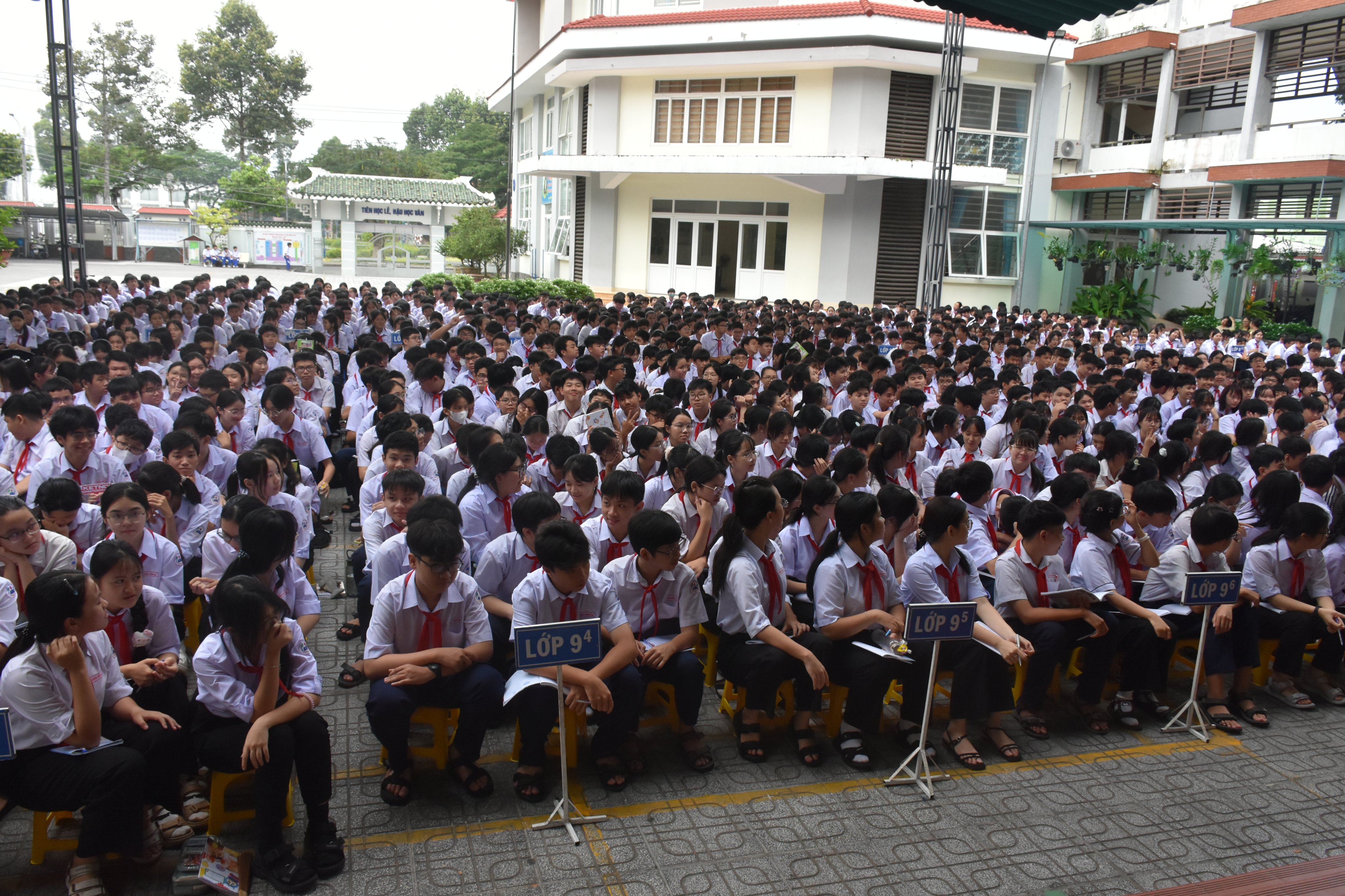 Học sinh tham gia tuyên truyền
