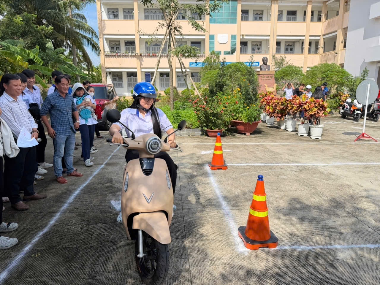 Học sinh trường THCS THPT Trần Văn Kiết thực hành lái xe an toàn