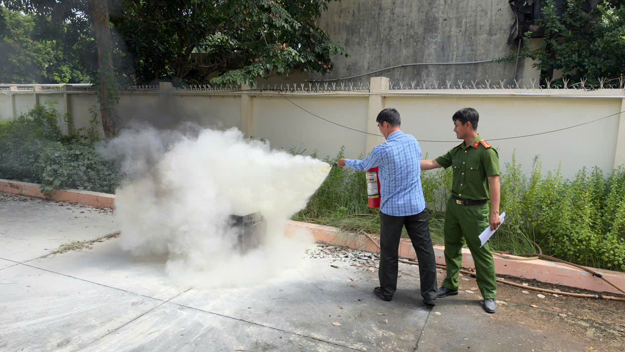 Học viên thực hành sử dụng bình chữa cháy xách tay