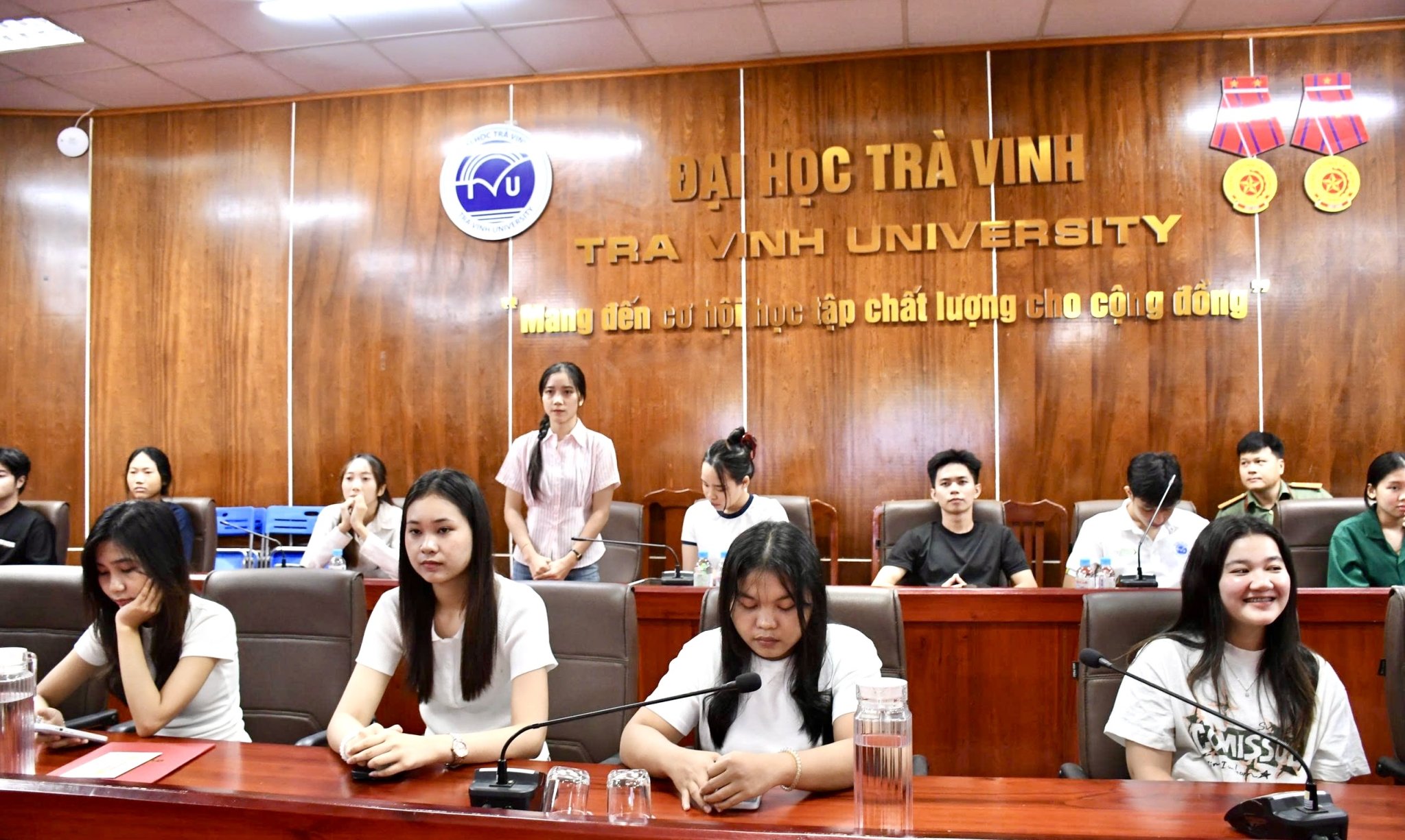 HS Hai hoa dang chu 2