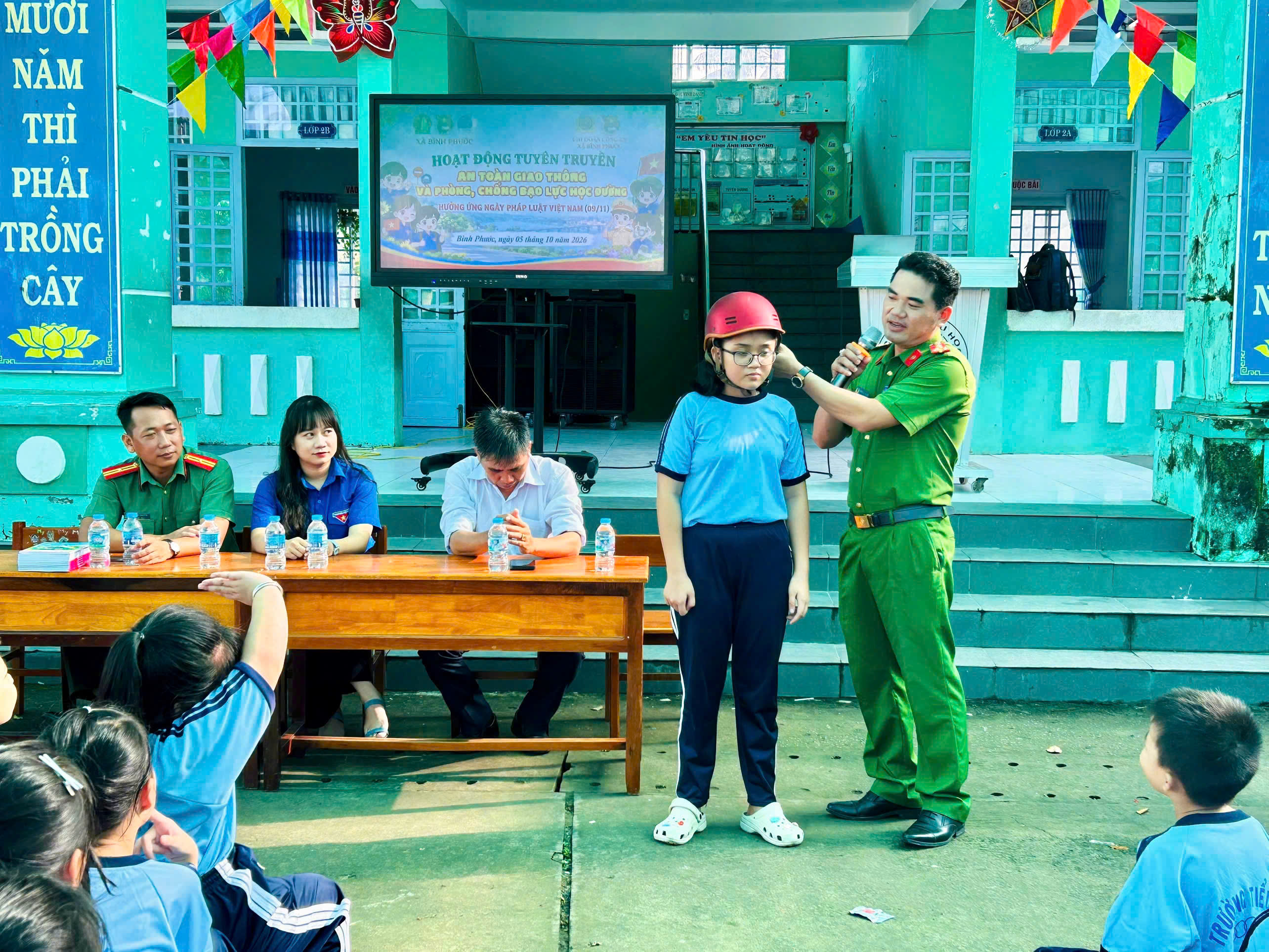 Hướng dẫn các em kỹ năng đội mũ bảo hiểm đúng cách