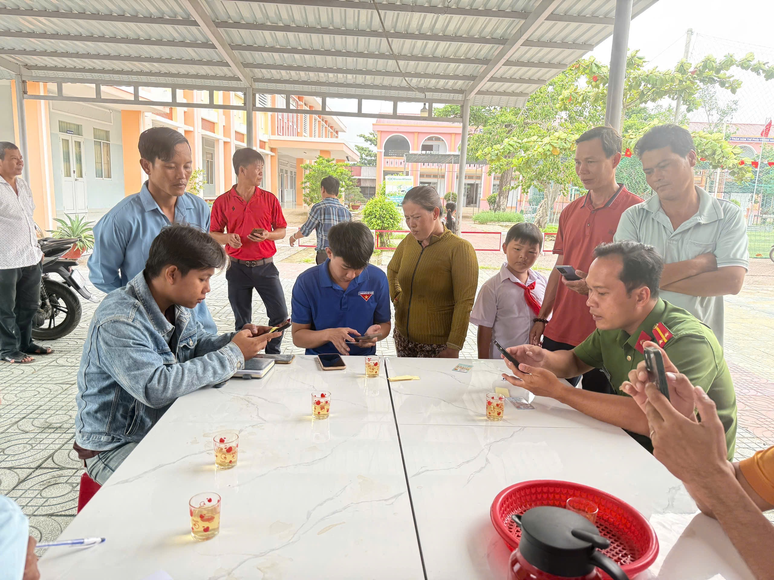 Hướng dẫn người dân thực hiện thủ tục hành chính trực tuyến