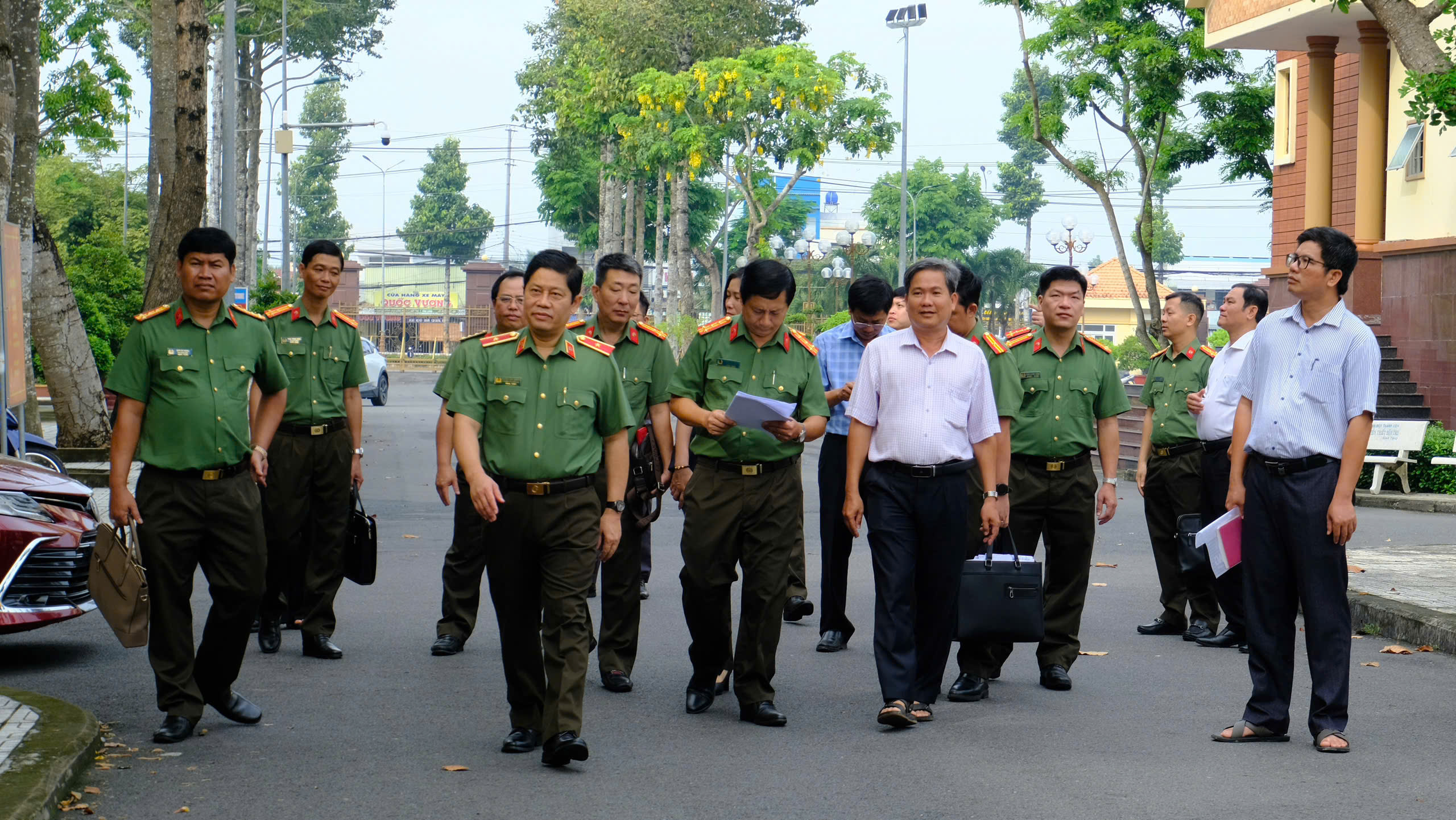Khảo sát khuôn viên