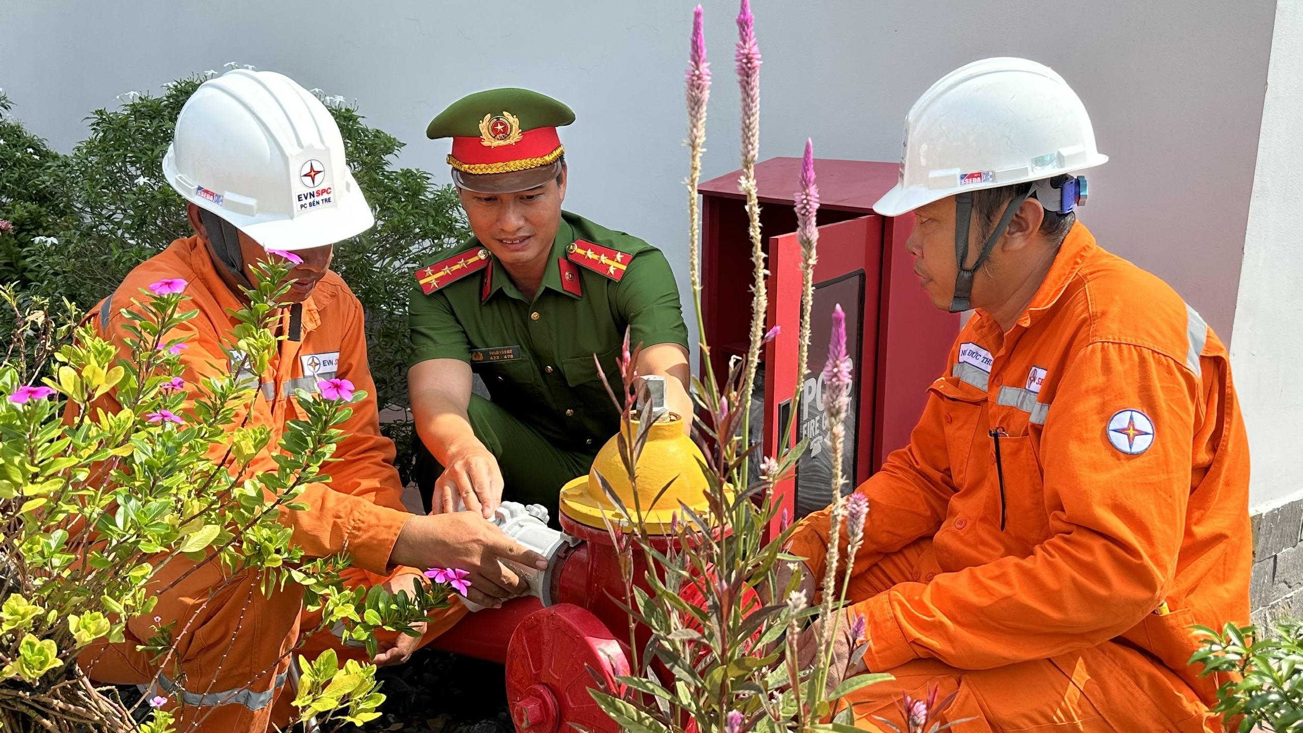 Kiểm tra trụ nước Trạm biến áp 110kV Bến Tre
