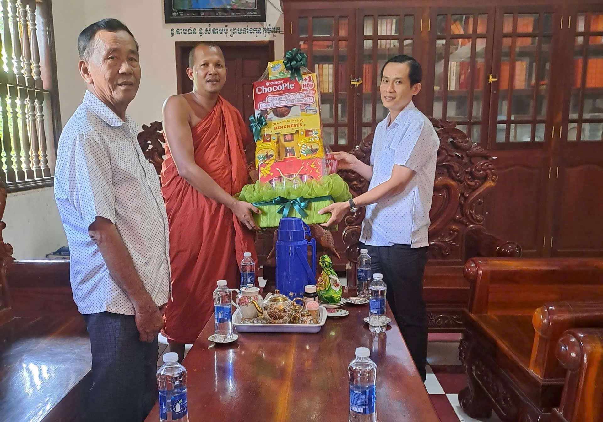 LĐ CAX tặng quà chùa Phật giáo Nam tông Khmer 4