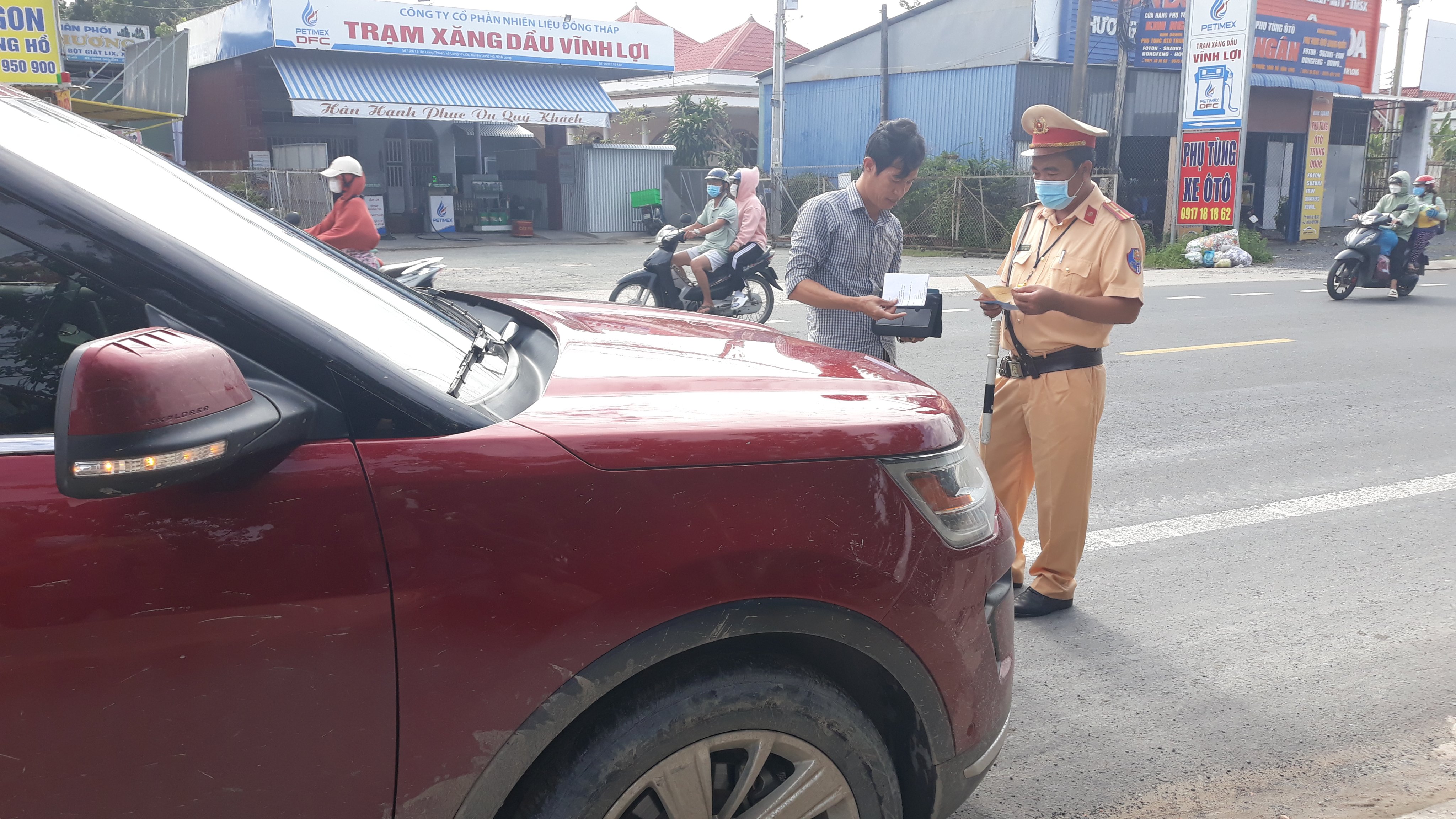 Lực lượng Cảnh sát giao thông tăng cường tuần tra, kiểm soát trên các tuyến quốc lộ có lưu lượng người và phương tiện tăng, nhất là vào dịp lễ